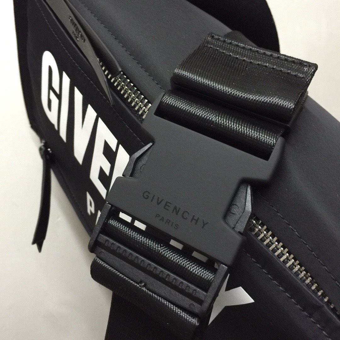 GIVENCHY纪梵希男款斜挎胸包/单肩包布料size30x15x12cm背腻了双肩包那就试试它吧小巧轻