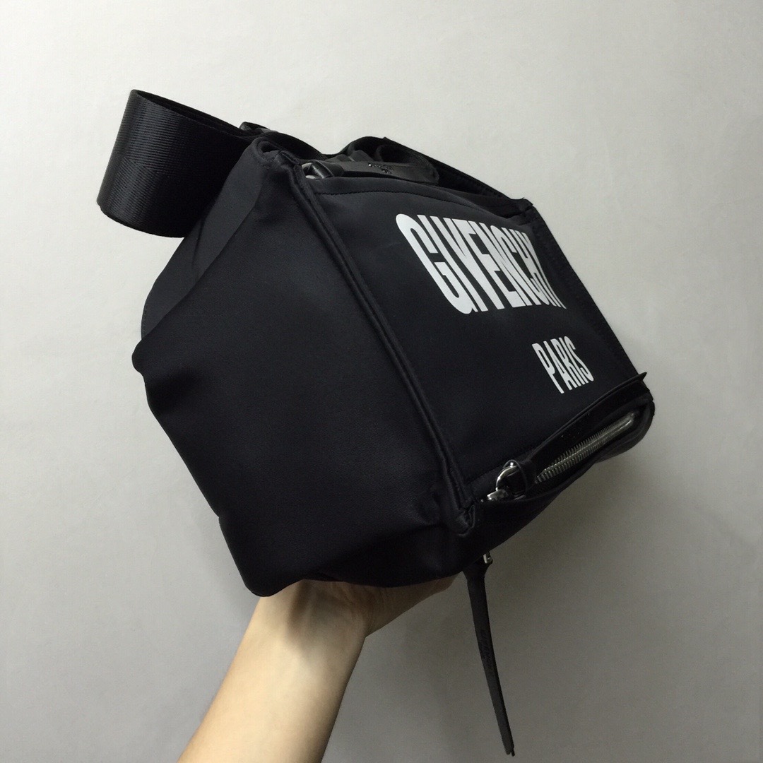GIVENCHY纪梵希男款斜挎胸包/单肩包布料size30x15x12cm背腻了双肩包那就试试它吧小巧轻