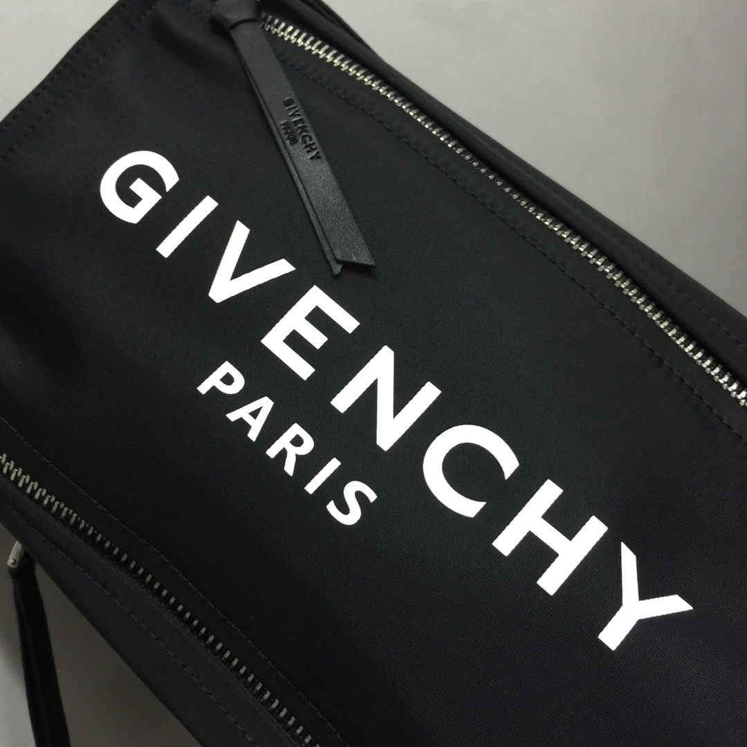 GIVENCHY纪梵希男款斜挎胸包/单肩包布料size30x15x12cm背腻了双肩包那就试试它吧小巧轻