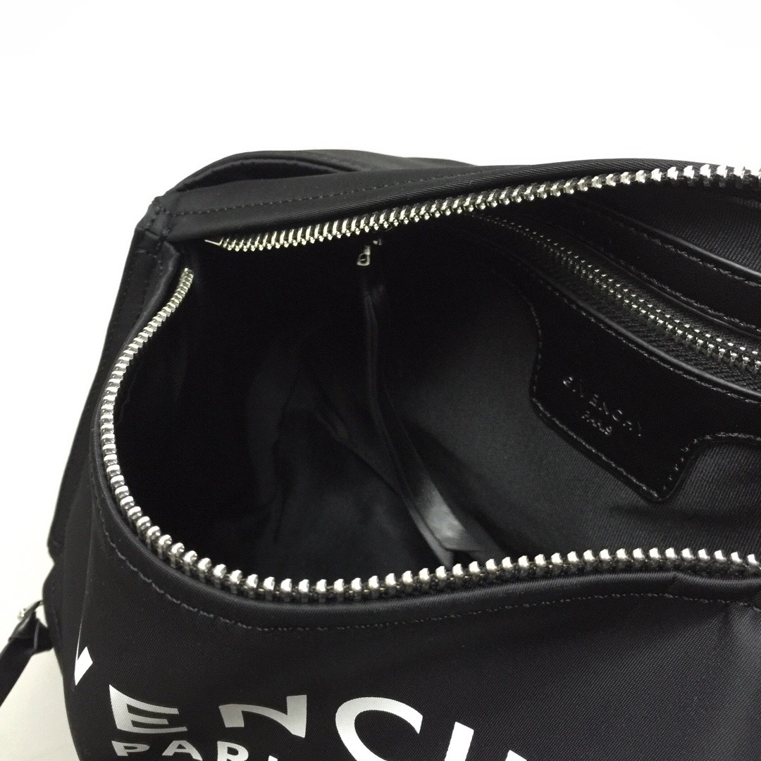 GIVENCHY纪梵希男款斜挎胸包/单肩包布料size30x15x12cm背腻了双肩包那就试试它吧小巧轻