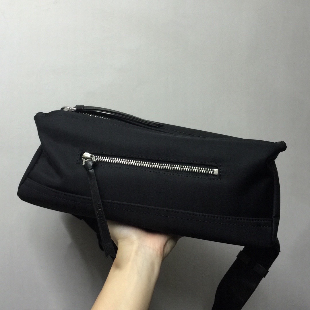 GIVENCHY纪梵希男款斜挎胸包/单肩包布料size30x15x12cm背腻了双肩包那就试试它吧小巧轻
