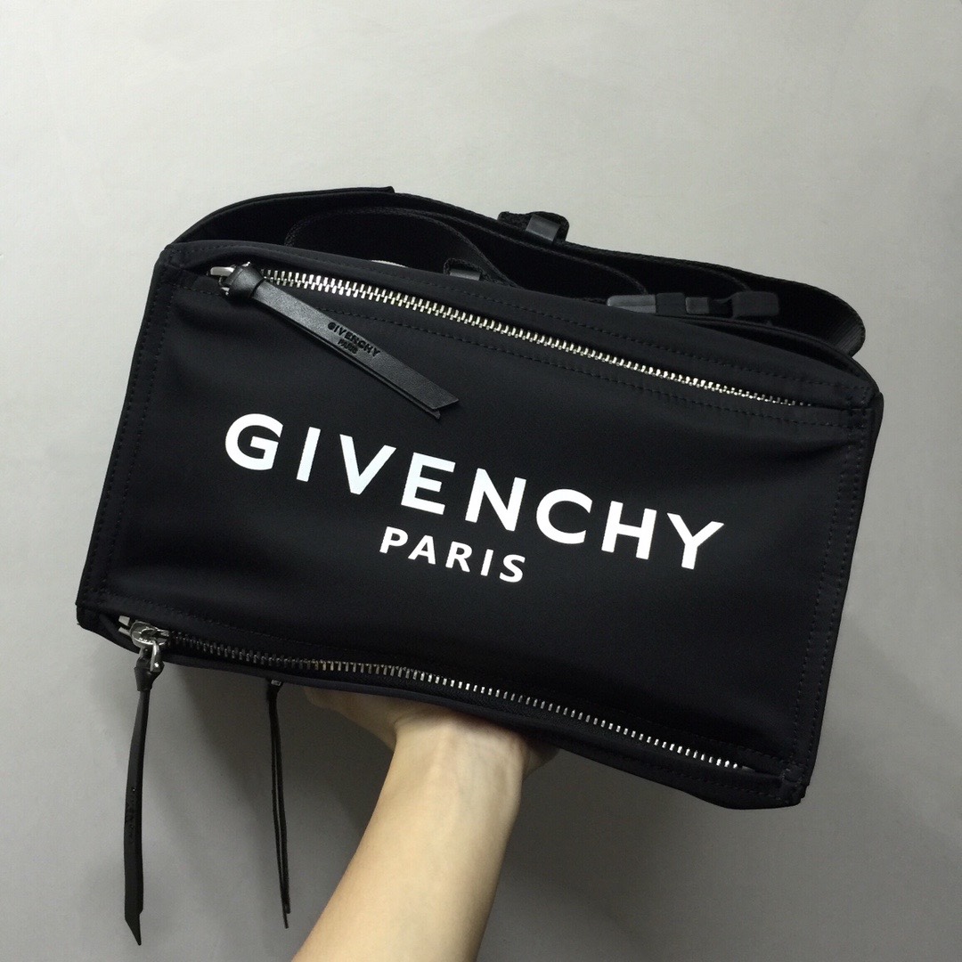 GIVENCHY纪梵希男款斜挎胸包/单肩包布料size30x15x12cm背腻了双肩包那就试试它吧小巧轻
