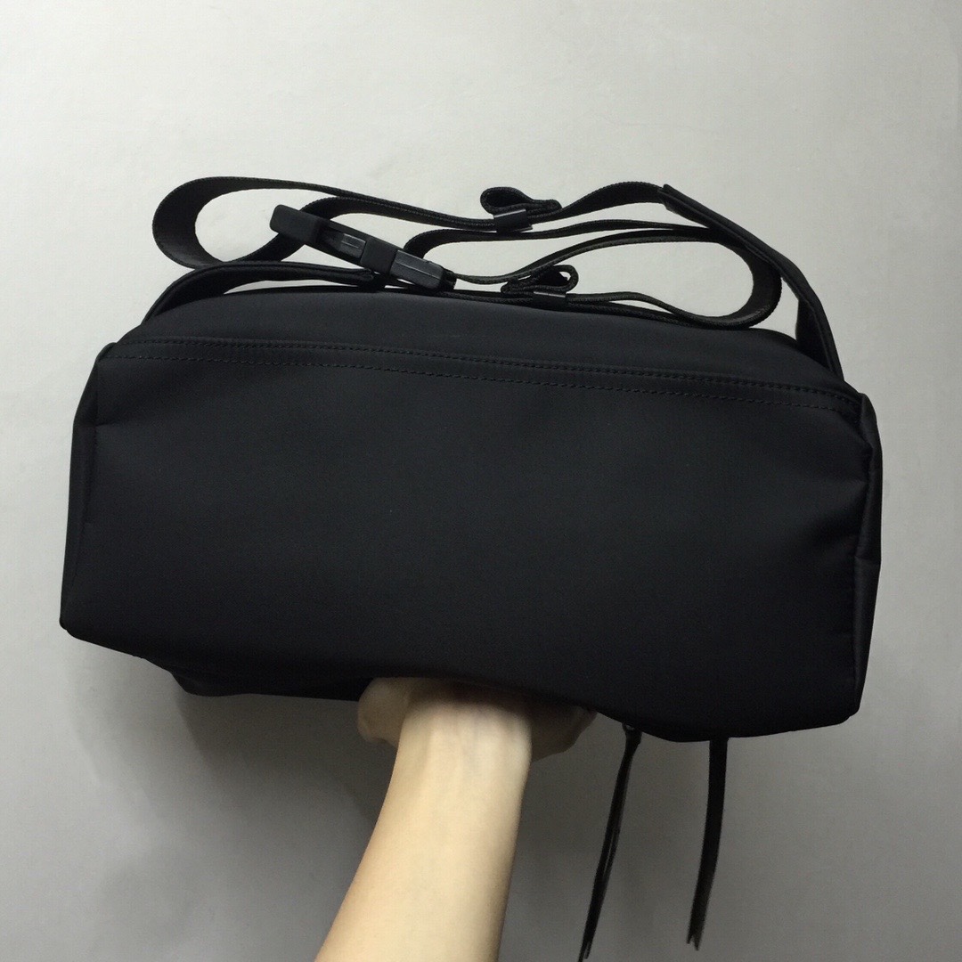 GIVENCHY纪梵希男款斜挎胸包/单肩包布料size30x15x12cm背腻了双肩包那就试试它吧小巧轻