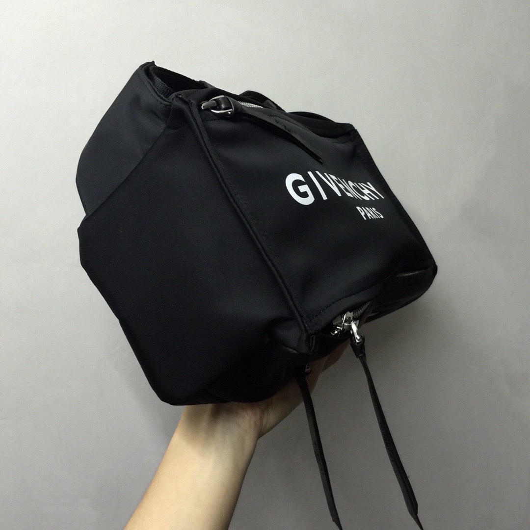 GIVENCHY纪梵希男款斜挎胸包/单肩包布料size30x15x12cm背腻了双肩包那就试试它吧小巧轻