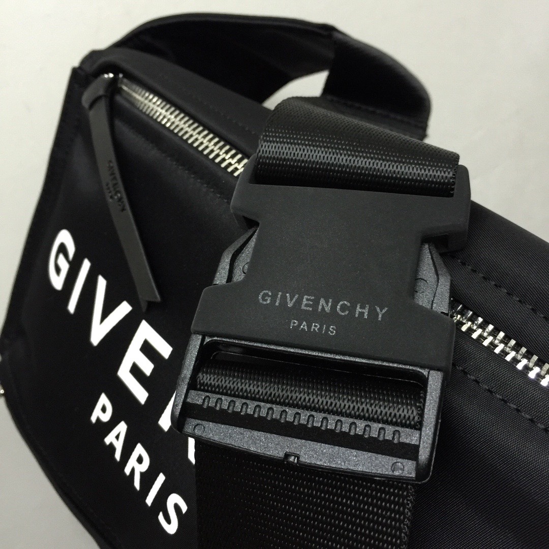 GIVENCHY纪梵希男款斜挎胸包/单肩包布料size30x15x12cm背腻了双肩包那就试试它吧小巧轻