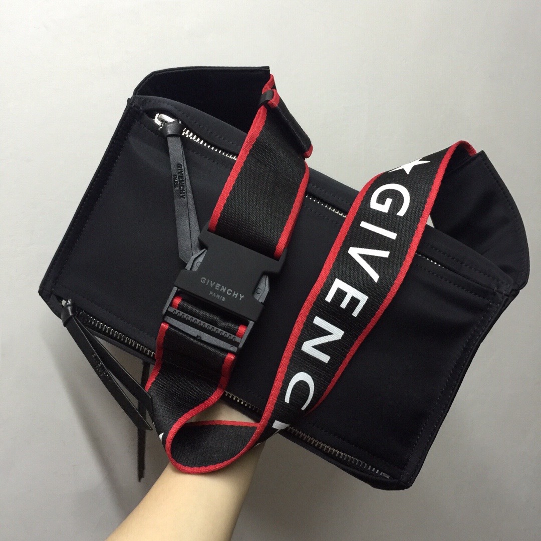 GIVENCHY纪梵希男款斜挎胸包/单肩包布料size30x15x12cm背腻了双肩包那就试试它吧小巧轻