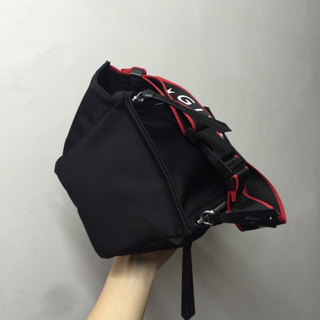 GIVENCHY纪梵希男款斜挎胸包/单肩包布料size30x15x12cm背腻了双肩包那就试试它吧小巧轻