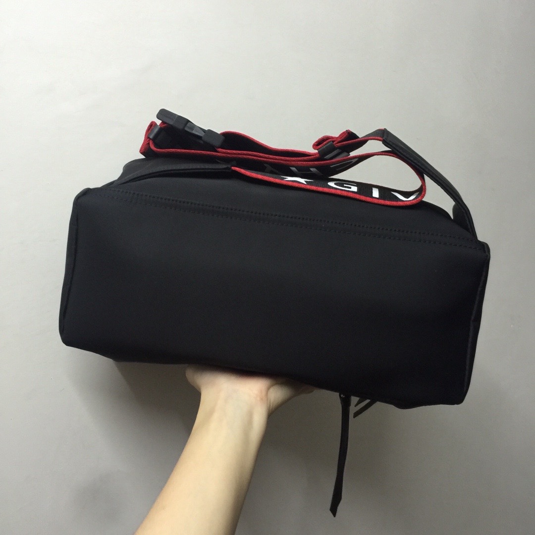 GIVENCHY纪梵希男款斜挎胸包/单肩包布料size30x15x12cm背腻了双肩包那就试试它吧小巧轻