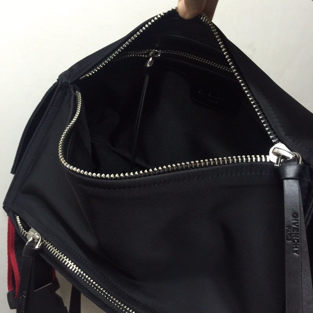 GIVENCHY纪梵希男款斜挎胸包/单肩包布料size30x15x12cm背腻了双肩包那就试试它吧小巧轻