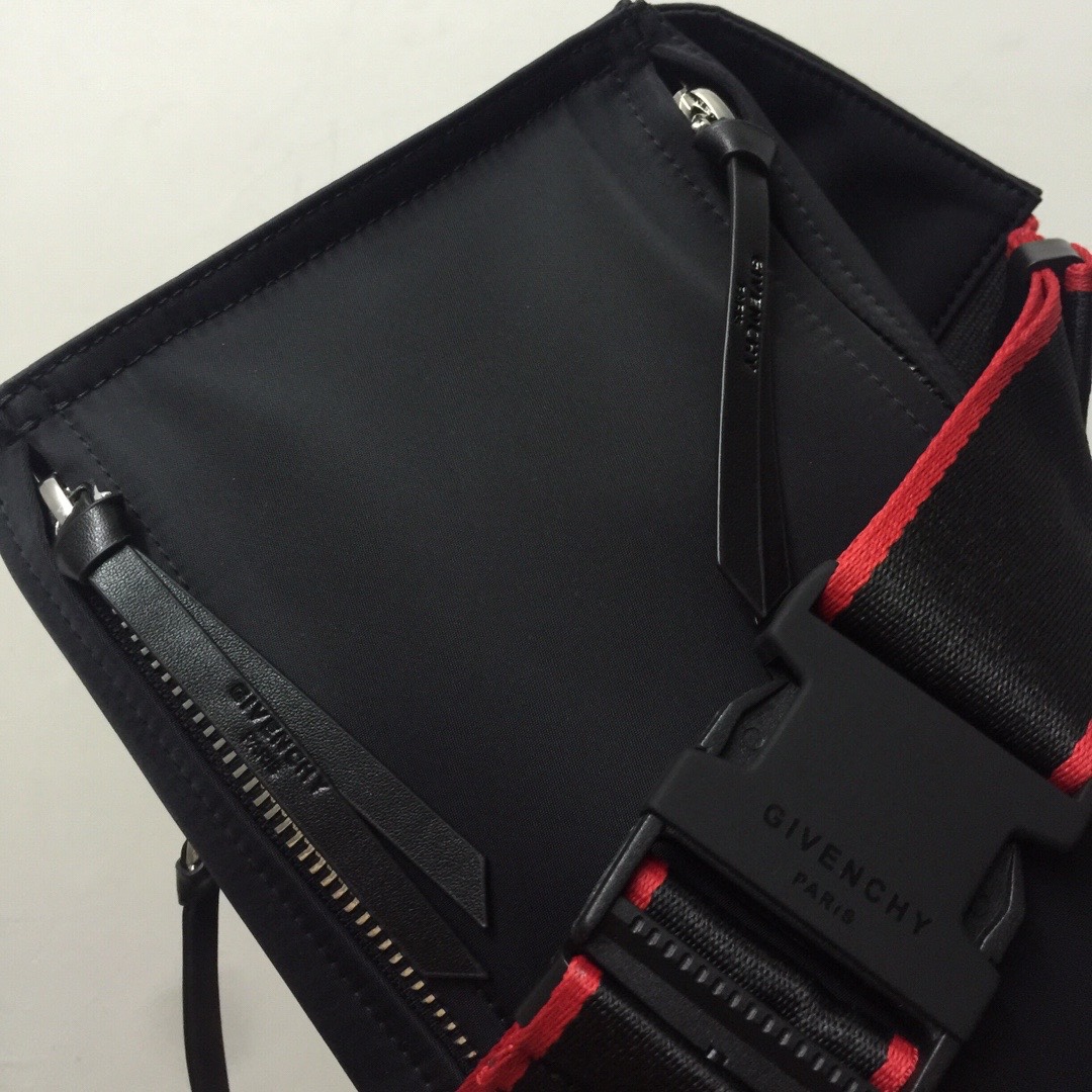 GIVENCHY纪梵希男款斜挎胸包/单肩包布料size30x15x12cm背腻了双肩包那就试试它吧小巧轻