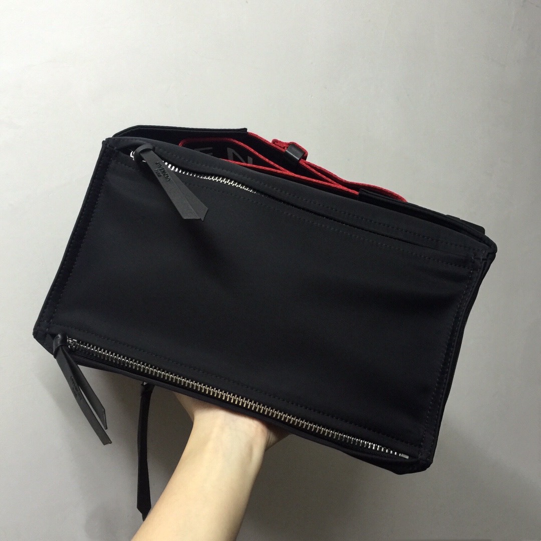 GIVENCHY纪梵希男款斜挎胸包/单肩包布料size30x15x12cm背腻了双肩包那就试试它吧小巧轻