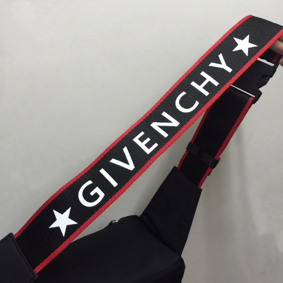 GIVENCHY纪梵希男款斜挎胸包/单肩包布料size30x15x12cm背腻了双肩包那就试试它吧小巧轻