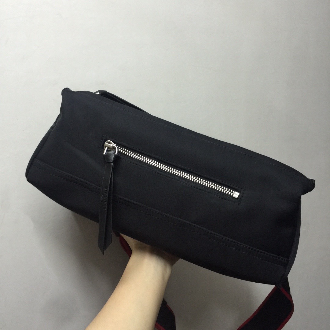 GIVENCHY纪梵希男款斜挎胸包/单肩包布料size30x15x12cm背腻了双肩包那就试试它吧小巧轻