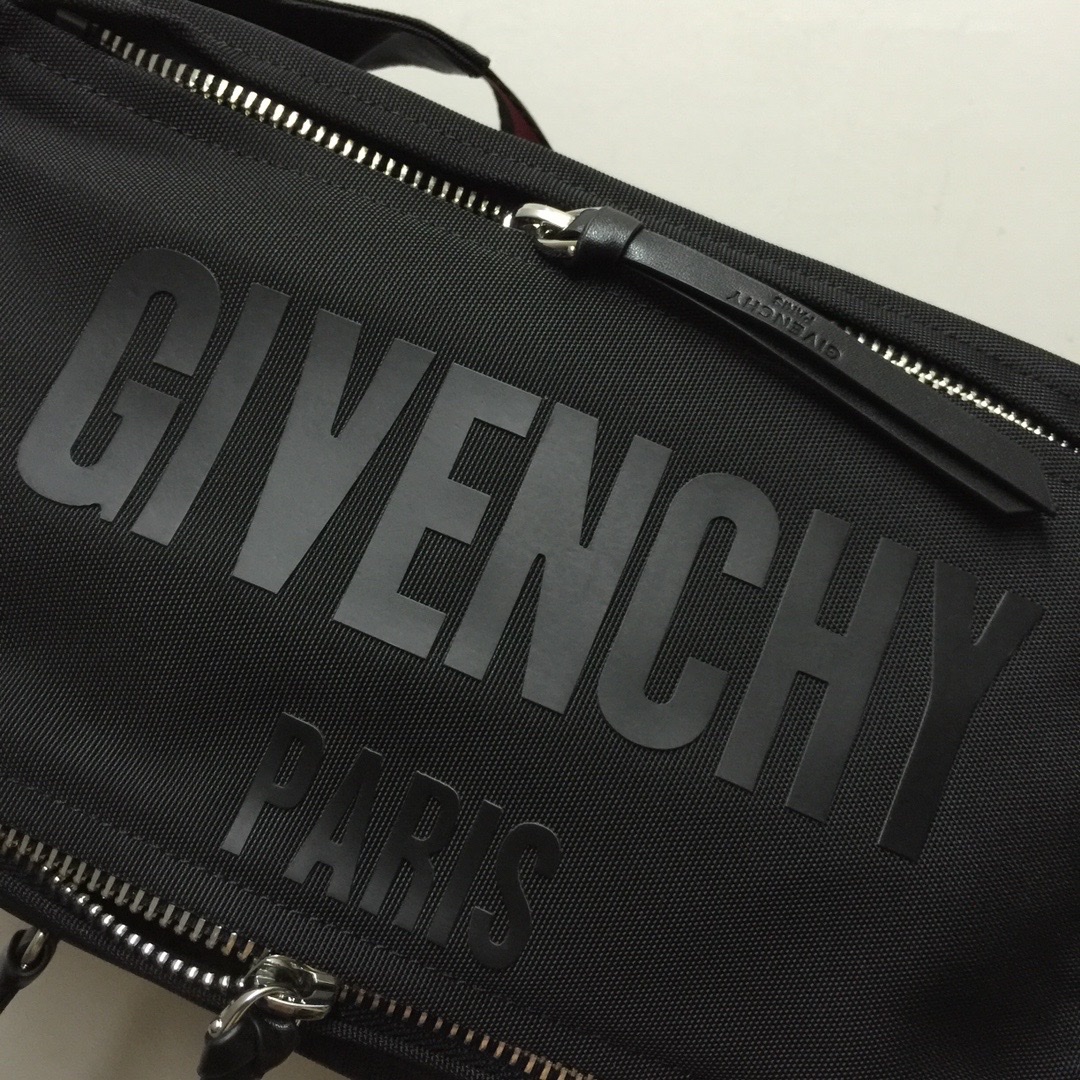 GIVENCHY纪梵希男款斜挎胸包/单肩包布料size30x15x12cm背腻了双肩包那就试试它吧小巧轻
