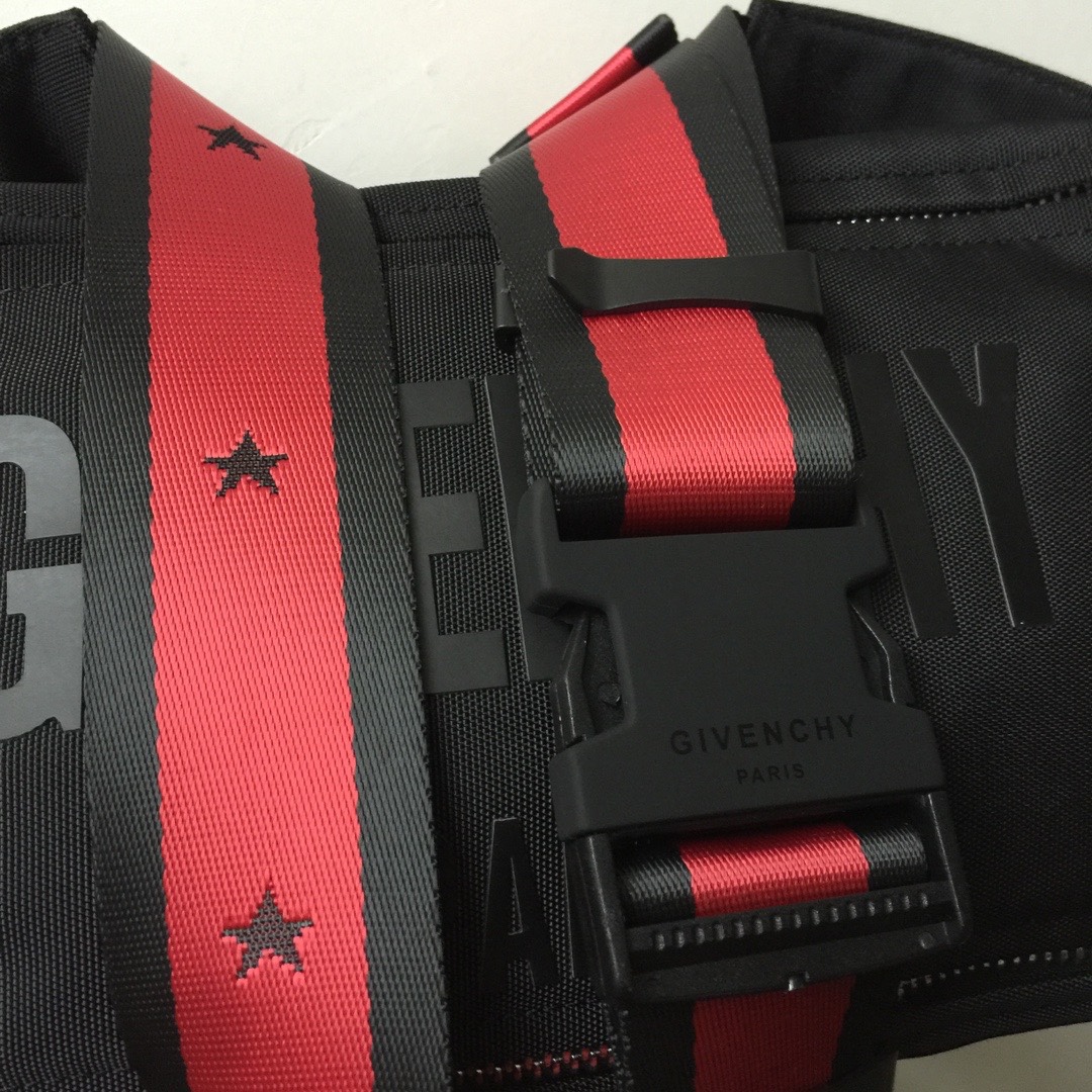 GIVENCHY纪梵希男款斜挎胸包/单肩包布料size30x15x12cm背腻了双肩包那就试试它吧小巧轻