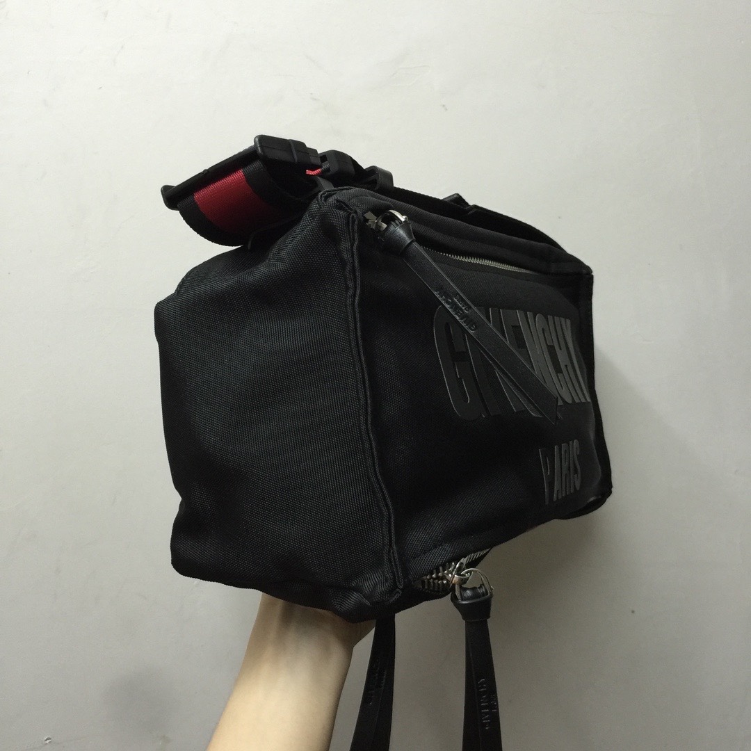 GIVENCHY纪梵希男款斜挎胸包/单肩包布料size30x15x12cm背腻了双肩包那就试试它吧小巧轻