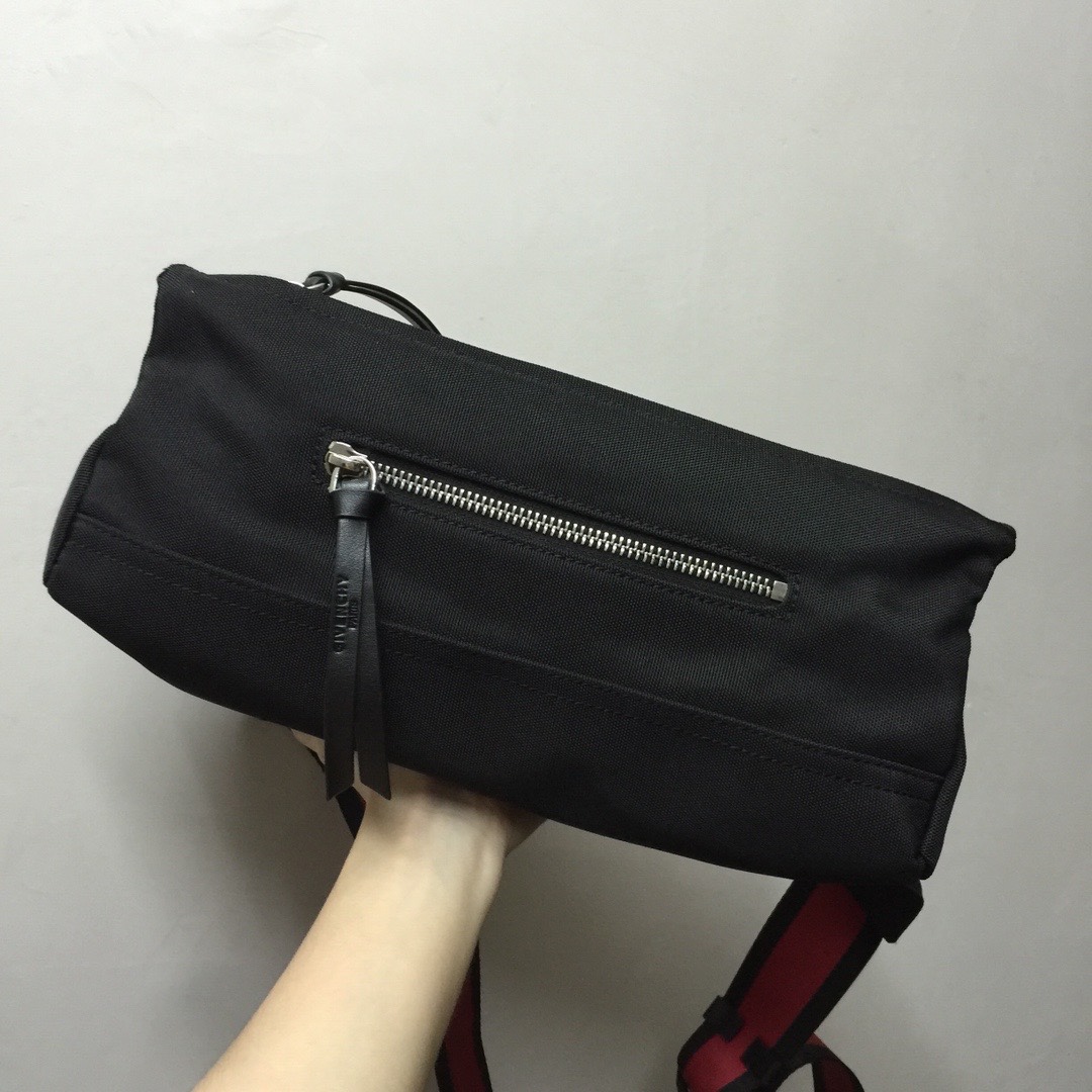 GIVENCHY纪梵希男款斜挎胸包/单肩包布料size30x15x12cm背腻了双肩包那就试试它吧小巧轻