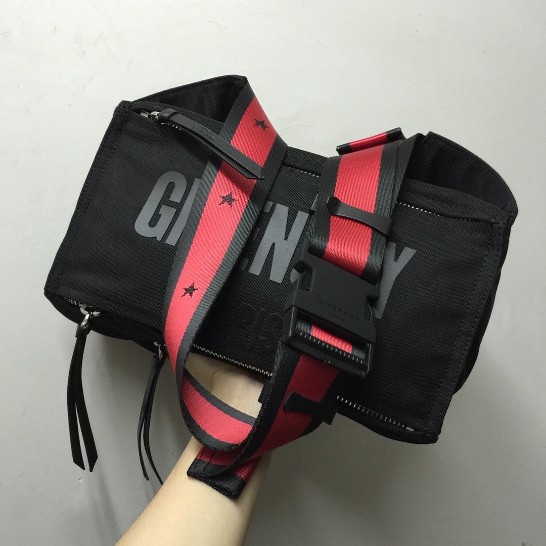 GIVENCHY纪梵希男款斜挎胸包/单肩包布料size30x15x12cm背腻了双肩包那就试试它吧小巧轻