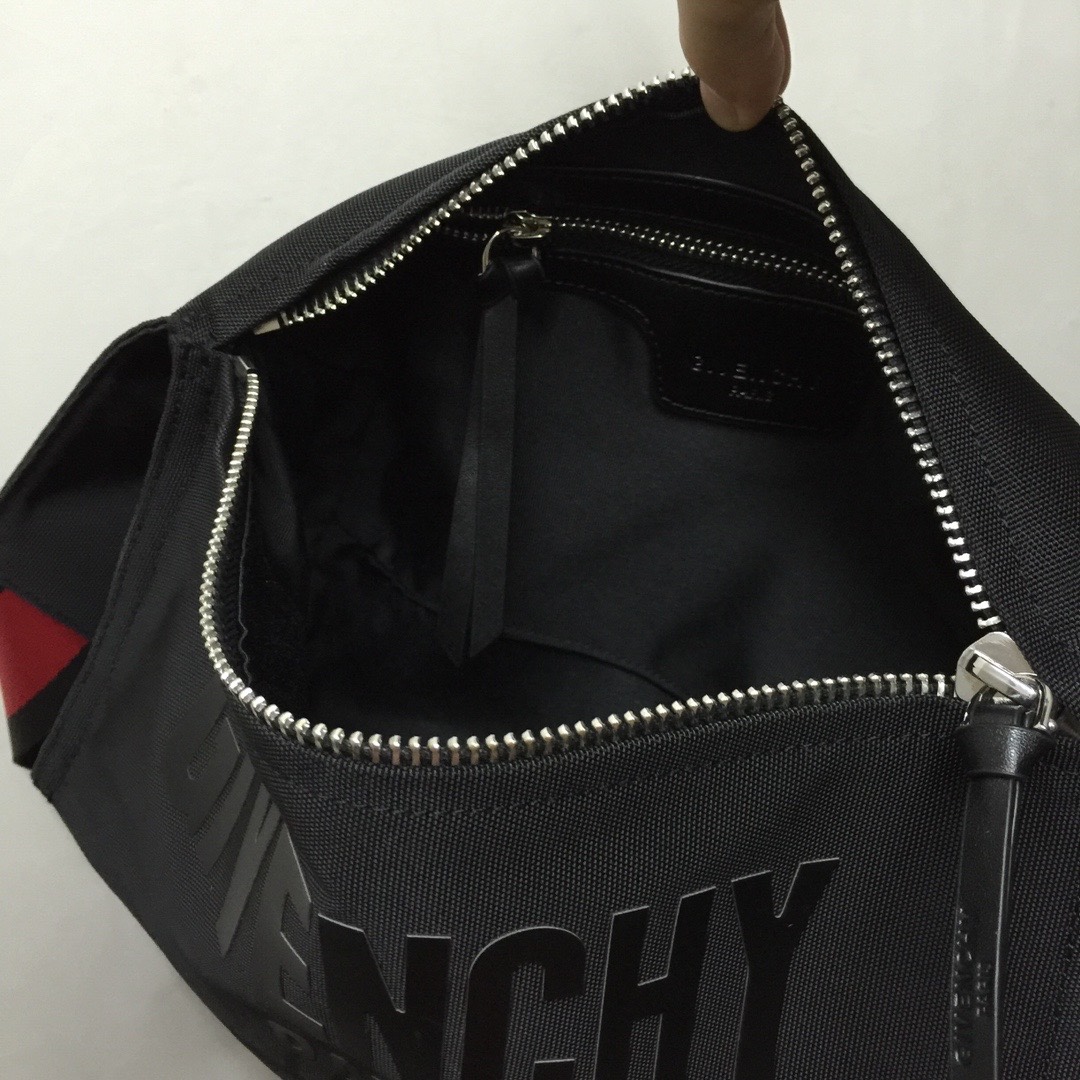 GIVENCHY纪梵希男款斜挎胸包/单肩包布料size30x15x12cm背腻了双肩包那就试试它吧小巧轻