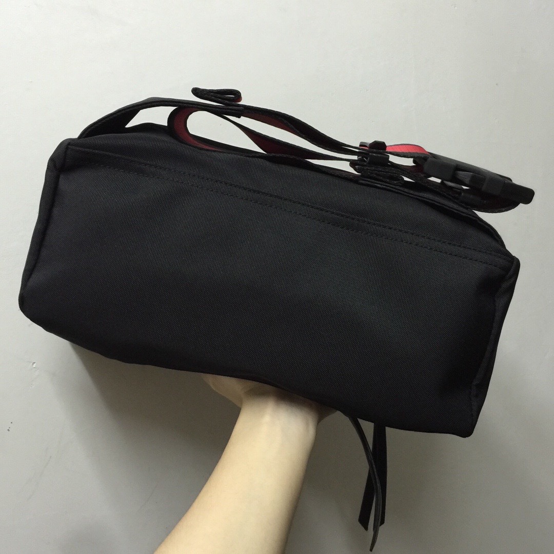 GIVENCHY纪梵希男款斜挎胸包/单肩包布料size30x15x12cm背腻了双肩包那就试试它吧小巧轻