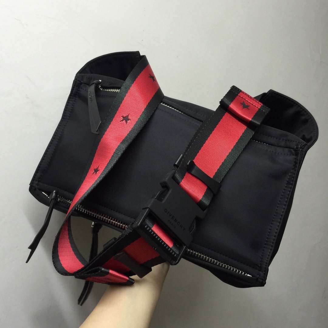 GIVENCHY纪梵希男款斜挎胸包/单肩包布料size30x15x12cm背腻了双肩包那就试试它吧小巧轻
