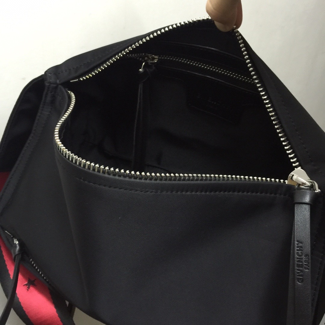 GIVENCHY纪梵希男款斜挎胸包/单肩包布料size30x15x12cm背腻了双肩包那就试试它吧小巧轻