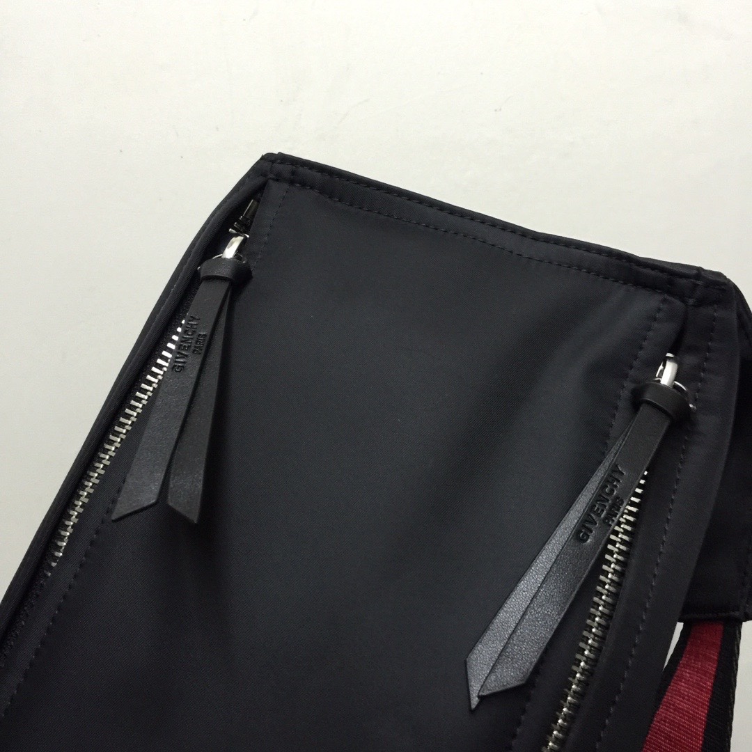 GIVENCHY纪梵希男款斜挎胸包/单肩包布料size30x15x12cm背腻了双肩包那就试试它吧小巧轻