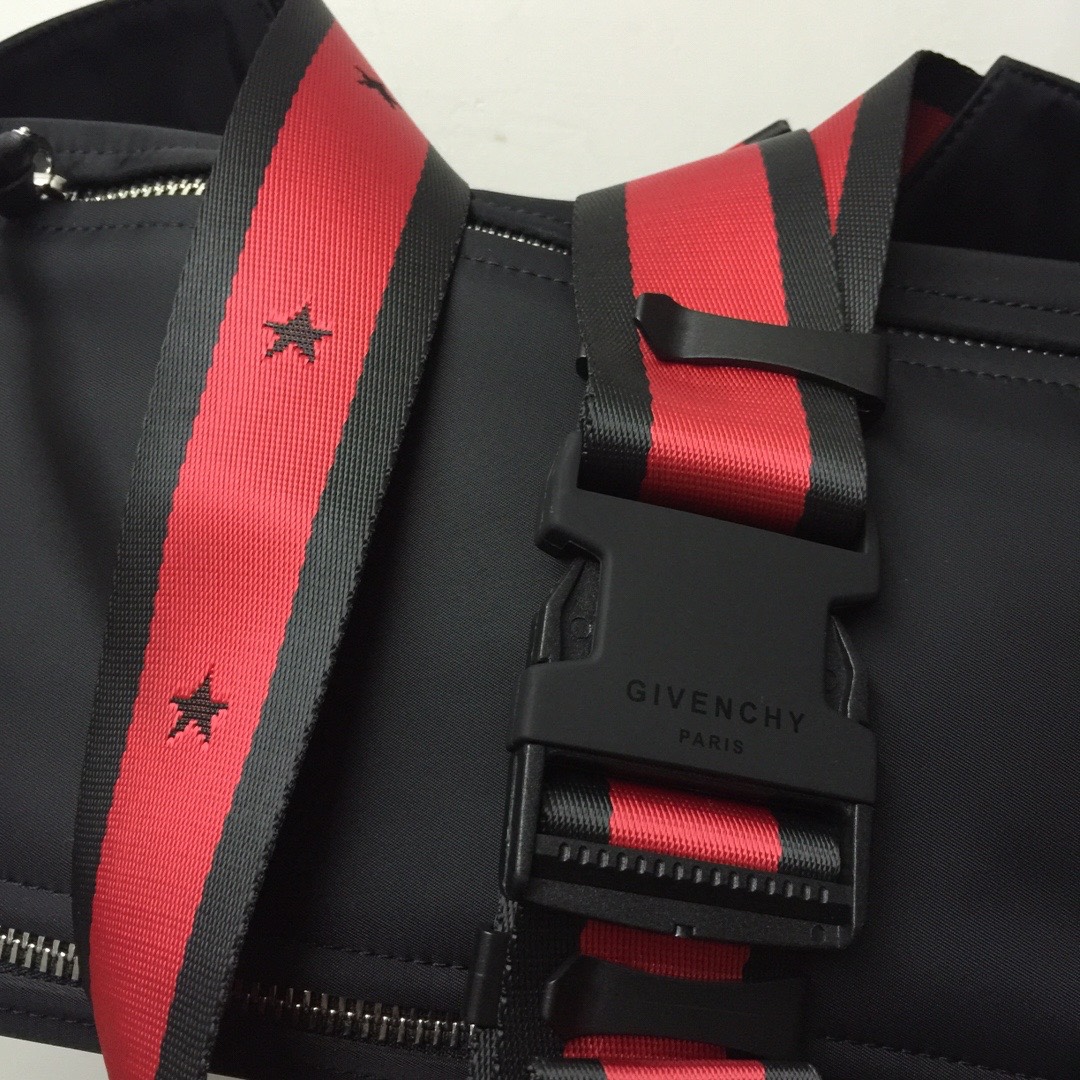 GIVENCHY纪梵希男款斜挎胸包/单肩包布料size30x15x12cm背腻了双肩包那就试试它吧小巧轻