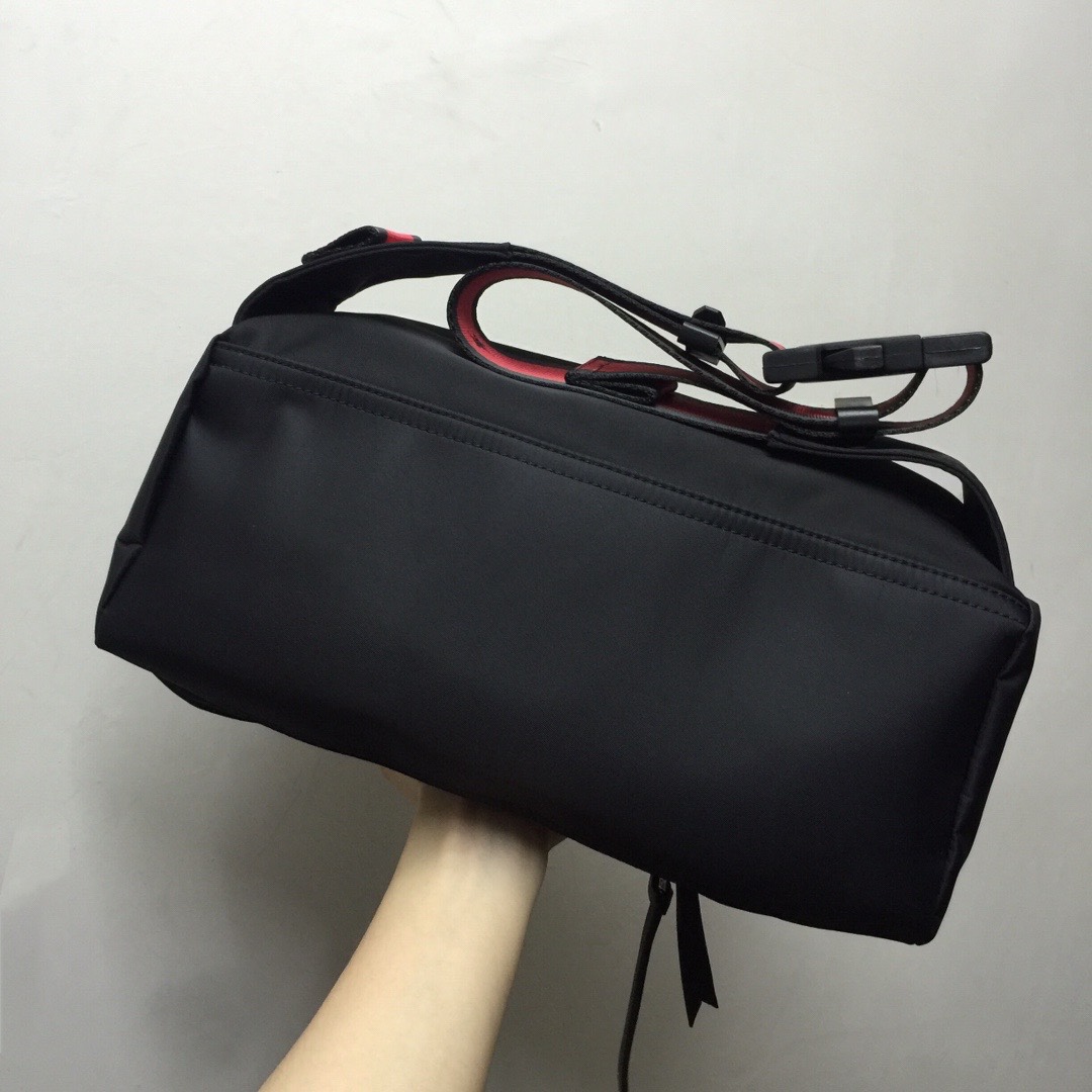GIVENCHY纪梵希男款斜挎胸包/单肩包布料size30x15x12cm背腻了双肩包那就试试它吧小巧轻