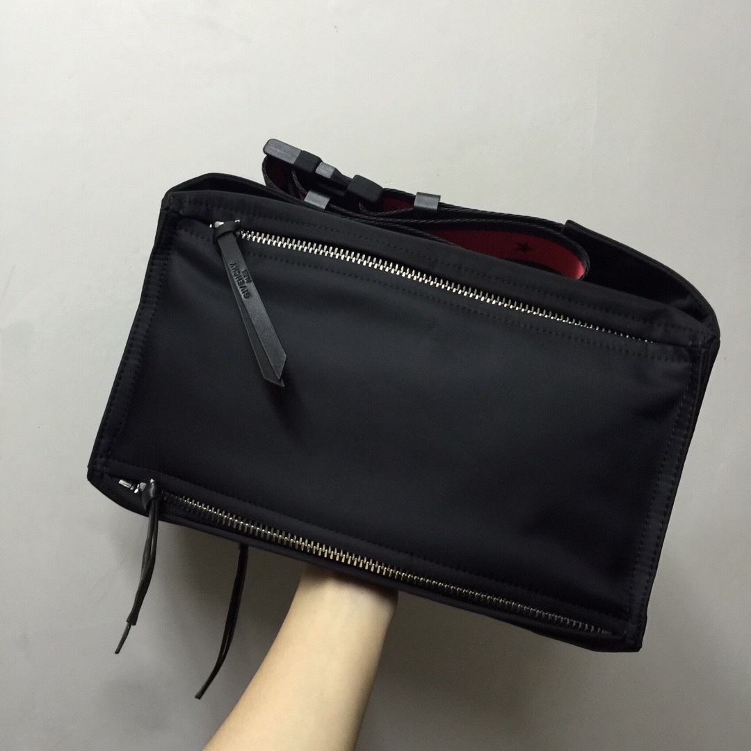 GIVENCHY纪梵希男款斜挎胸包/单肩包布料size30x15x12cm背腻了双肩包那就试试它吧小巧轻