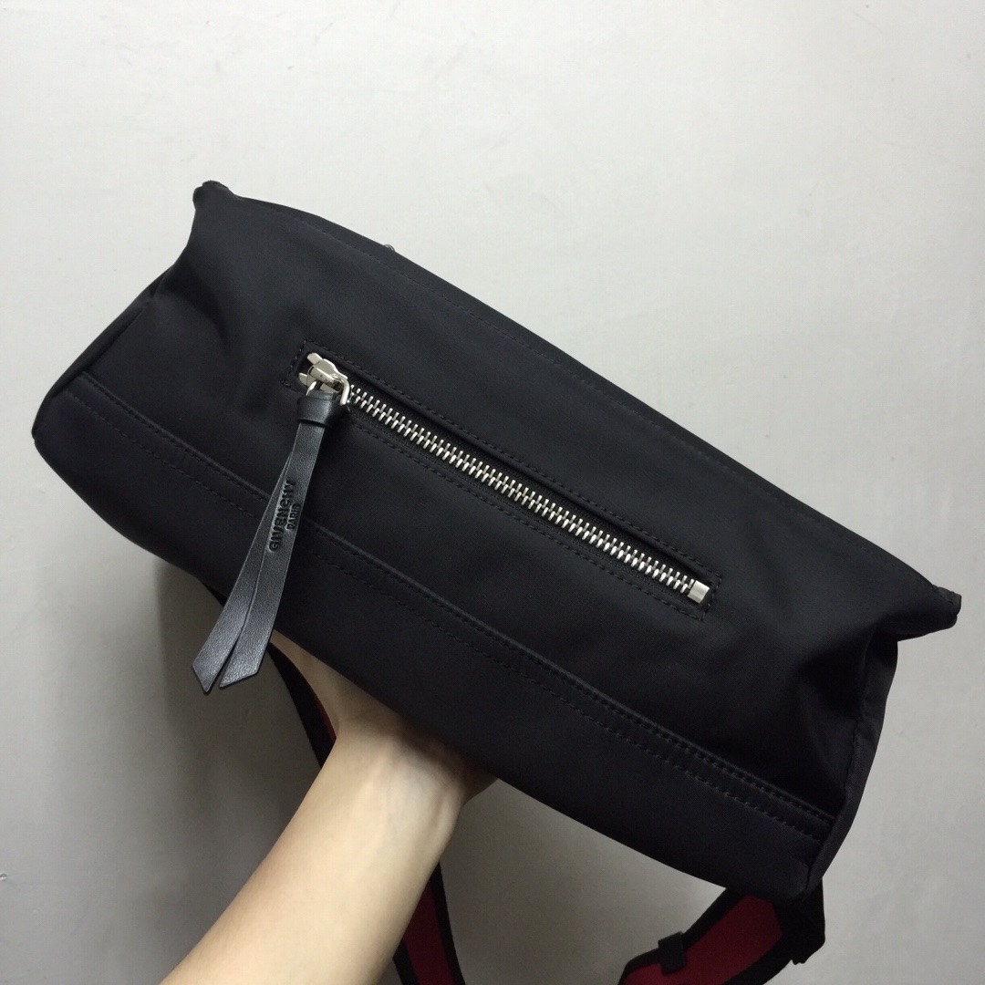 GIVENCHY纪梵希男款斜挎胸包/单肩包布料size30x15x12cm背腻了双肩包那就试试它吧小巧轻