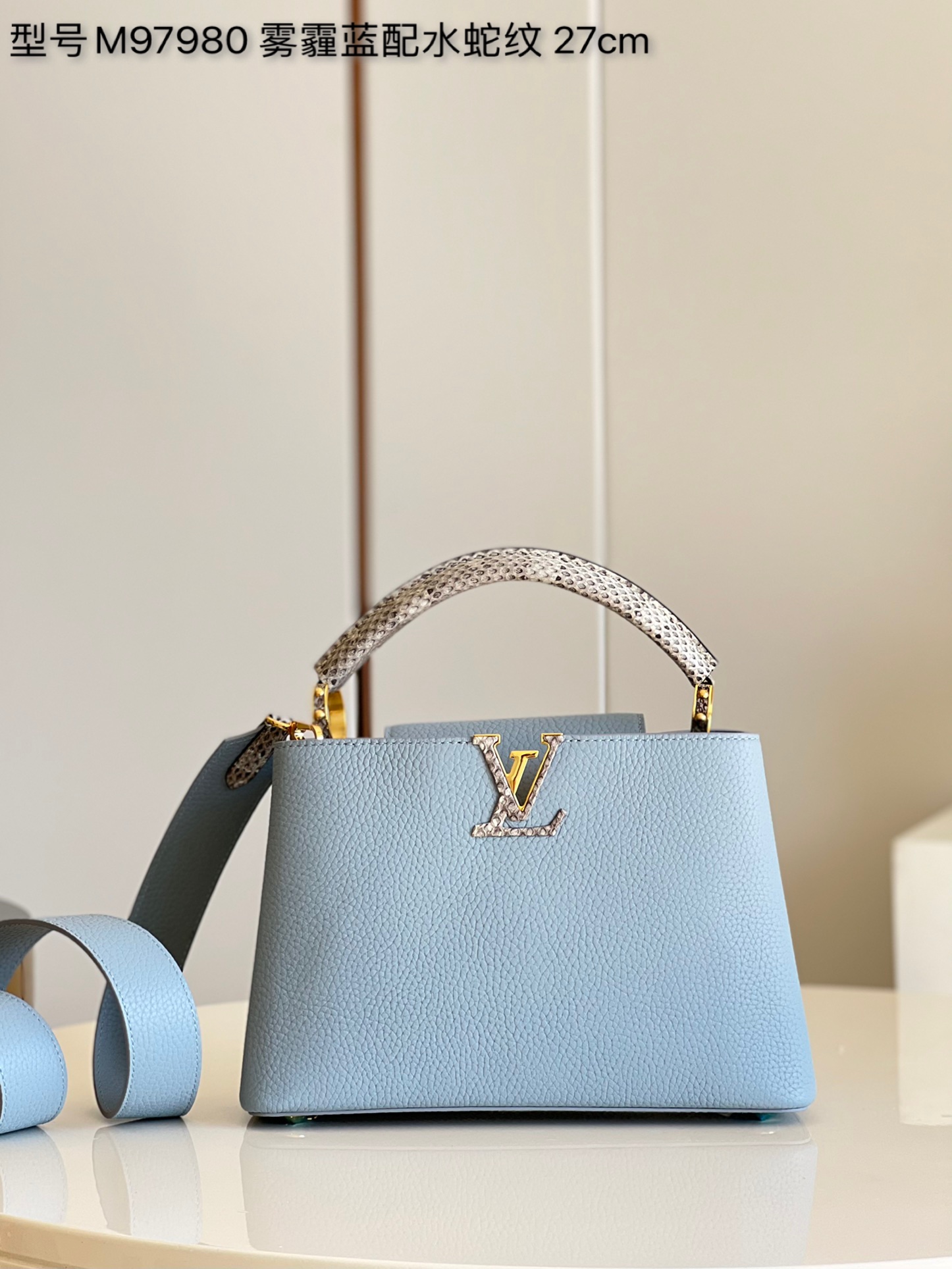 NO:398011,【Exclusive real photo M97980 Haze Blue with Water Snake Gold BB】 Capucines BB handbag imported from France, shiny metal trim, unique Capucines cover can be included in the bag to display letter logos, and can be turned outwards. It presents Monogram Flower pattern size: 27 x 18 x 9cm kl.,LV【original leather】,louis vuitton,cowhide19860909【独家实拍M97980 雾霾蓝配水蛇金BB】 Capucines BB手袋 法国进口小牛皮,闪亮的金属饰件,特有的Capucines搭盖既可收入包内展示字母标识,又可外翻 呈现Monogram Flower图案 size:27 x 18 x 9cm kl.,LV【原厂皮】,louis vuitton,cowhide,Bag