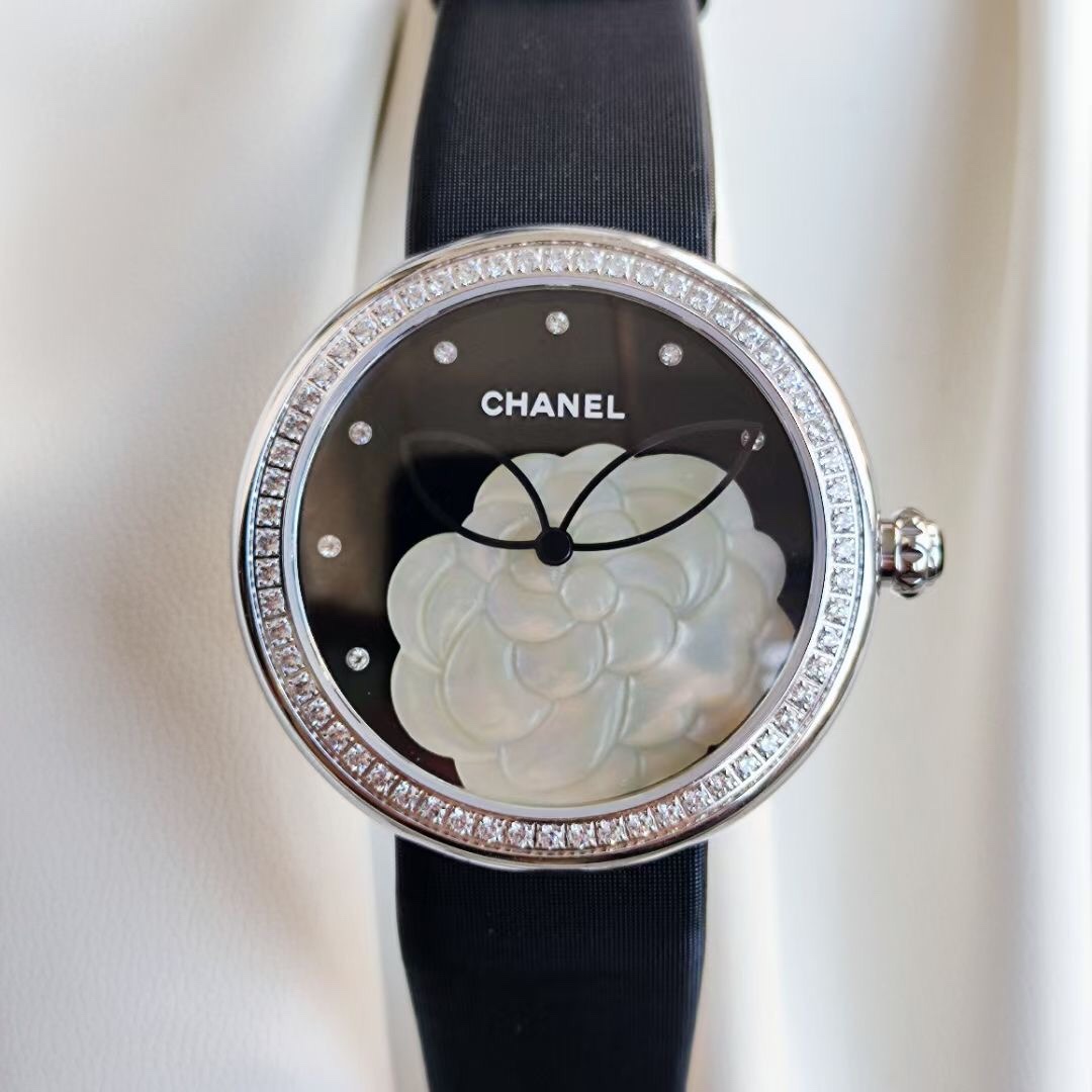 Chanel 香奈儿高级珠宝腕表系列H3096腕表优雅登场 这款腕表将珍珠母贝的材质运用到