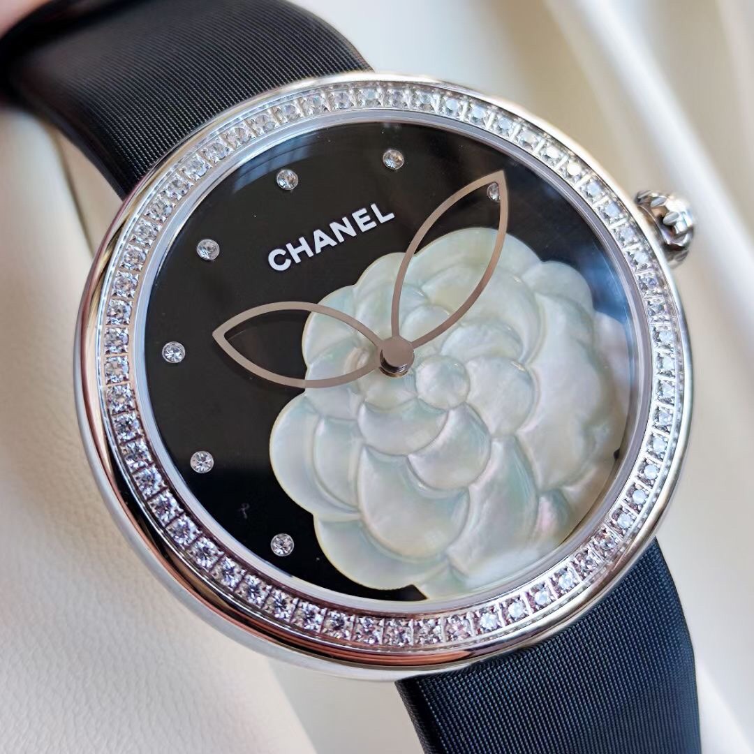 Chanel 香奈儿高级珠宝腕表系列H3096腕表优雅登场 这款腕表将珍珠母贝的材质运用到