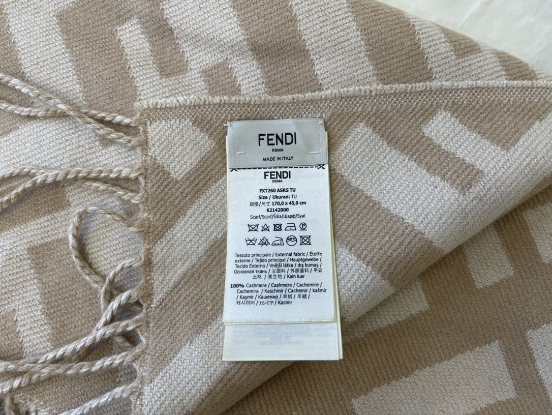 FENDI芬迪经典FF Logo羊绒围巾FXT260