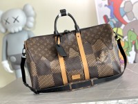 LV Louis Vuitton Top de nivel superior M40360 Este modelo cooperativo Keepall se ha utilizado para contrastar el color de la bolsa y la correa sobre la base de mantener la forma clásica de la bolsa. Se ve más atractivo que el clásico. Tamaño: 50.0 × 29.0 × 23.0 cm 1 LV Louis Vuitton Top de nivel superior M40360 Este modelo cooperativo Keepall se ha utilizado para contrastar el color de la bolsa y la correa sobre la base de mantener la forma clásica de la bolsa. Se ve más atractivo que el clásico. Tamaño: 50.0 × 29.0 × 23.0 cm