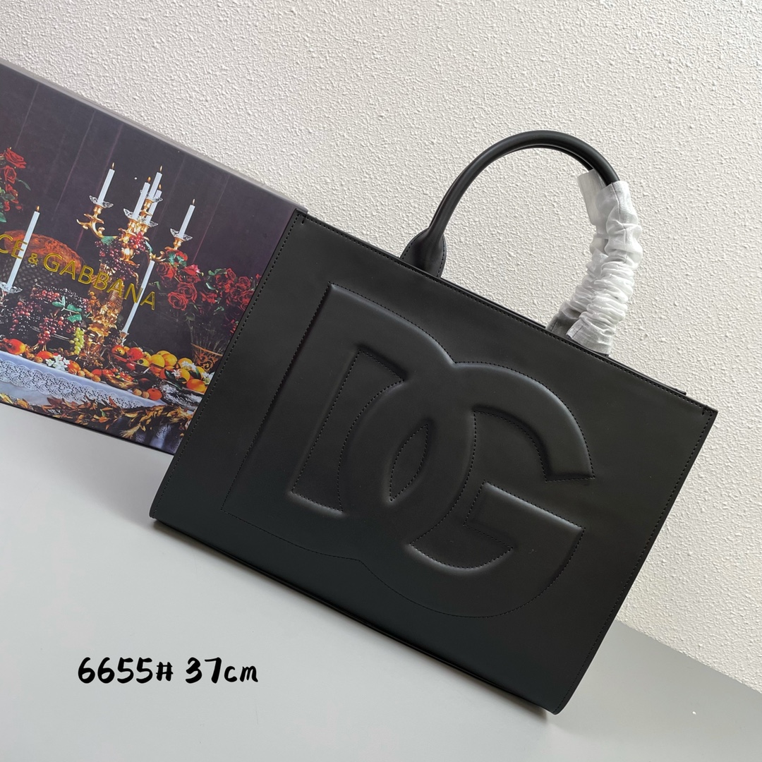 [Dolce & Gabbana] Imported cowhide
Every show always has a hot 🔥 luminous ✨ highlight🎨 that always makes people fall in love💋 The color is always outstanding🙅 The selection of materials gives people a strong visual impact🎏 It has become a dynamic style and creativity model 6655#🌟 size: 37×28×11
