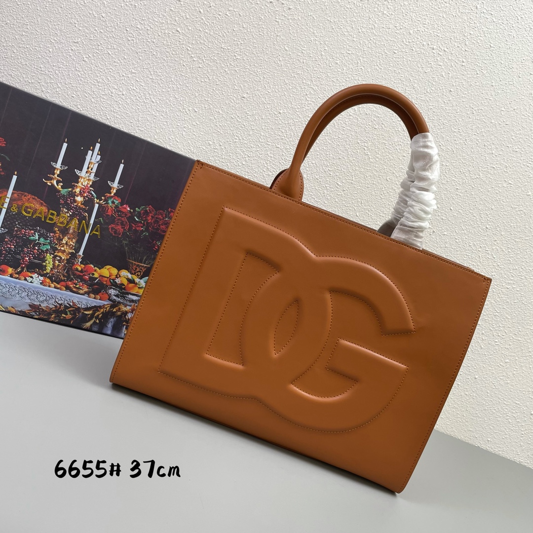 [Dolce & Gabbana] Imported cowhide
Every show always has a hot 🔥 luminous ✨ highlight🎨 that always makes people fall in love💋 The color is always outstanding🙅 The selection of materials gives people a strong visual impact🎏 It has become a dynamic style and creativity model 6655#🌟 size: 37×28×11