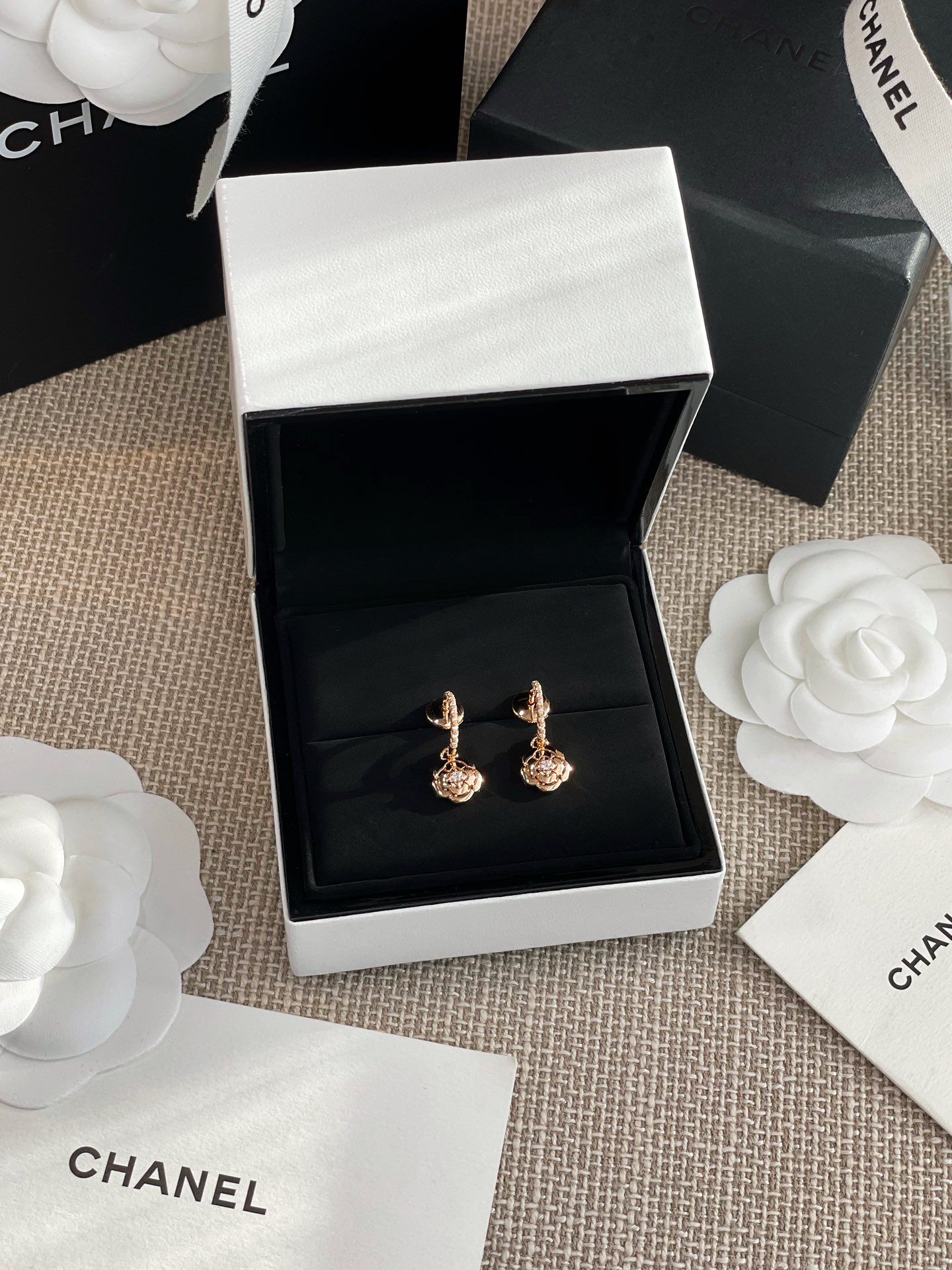 NO:633952,88260, Z0ZP is real gold and real diamonds, be sure to buy it from our only genuine store developed by ZP, please consult customer service for large quantities [Ch@nel small camellia earrings] ZP only has this color, no other colors are particularly exquisite and beautiful. I thought it would not be difficult to make, but who knew, just this small camellia pendant, it turns out that  It is divided into 10 pieces. The whole camellia is a main piece in the middle. The 4 petals from the second layer are 4 separate independent pieces. The 5 petals from the third layer are 5 separate independent pieces. A total of 10 pieces are then welded one by one to form the main body of the camellia. In this way, the overall three-dimensional sense of staggered heights and lows is created!  It’s completely different from the effect of one piece as a whole!  It’s not easy, 10 pieces, our spirit can be said to be so serious, it completely follows the jewelry ZP method, 10 pieces are finally made, and completely produces the effect and craftsmanship of Z0 sky-high jewelry ZP [Material] All-over silver gold-plated, imported crystal [Size] Earrings are about 2.1CM in height, camellias in diameter are about 1CM, earrings, gold plating, Cardia high-end jewelry1986090988260,Z0ZP为真金真钻,认准我们唯一一家真正款款购入ZP开发的,量大咨询客服【Ch@nel小茶花耳环】ZP只有仅有这个颜色,没有其他颜色特别的精美精致好看,本来以为不难做,谁知道,单单这个一个小茶花的吊坠,原来就分了10个分件,整个茶花中间是一个主件,第二层下来的4个花瓣是4个分开的独立件,第三层下来的5个花瓣又是5个分开的独立件,一共10个件再一一烧焊组合成一个茶花的主体,这样做才做出来了整体的这种层叠错开高低起伏的立体感！跟那种一个件整体出的效果完全不同！太不容易了,10个分件啊,我们的精神真心可以说,太较真了,完完全全跟足珠宝类ZP做法,10个分件好不容易做出来了,完完全全做出Z0天价的珠宝类ZP的效果跟工艺啊【材质】通体银镀金,进口水晶【尺寸】耳环高约2.1CM,山茶花直径约1CM,,earrings,gold plating,卡迪亚高端饰品,Jewelry