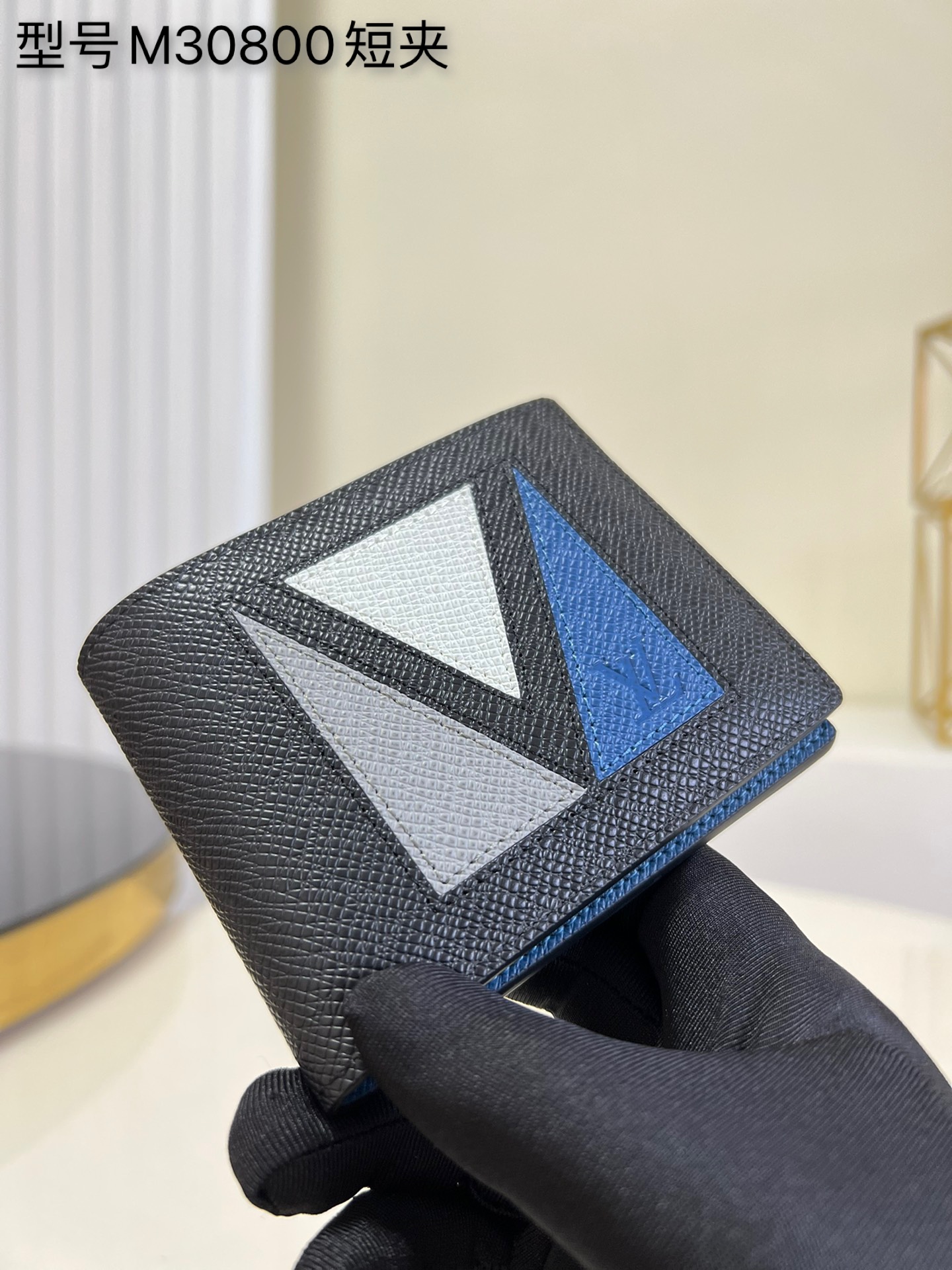 NO:398012,[Exclusive real shot of M30800 black] This Multiple short wallet wallet uses traditional inlay thin to carefully stitch the Taga leather, and then injects contemporary colors with V-shaped inlays to pay tribute to the road, ingenious inheritance, internal card slots and compartments, making it a daily companion for modern people. size11.5x9x1.5cm v.,LV [original leather],louis vuitton19860909【独家实拍M30800黑色】本款 Multiple 短夹钱夹采用传统镶嵌细将 Taga 皮革细致拼合 再以 V 形嵌饰注入当代色彩 致敬路 匠心传承 内设卡位和隔层 成就摩登人士的日常伴侣 size11.5x9x1.5cm v.,LV【原厂皮】,louis vuitton,Bag