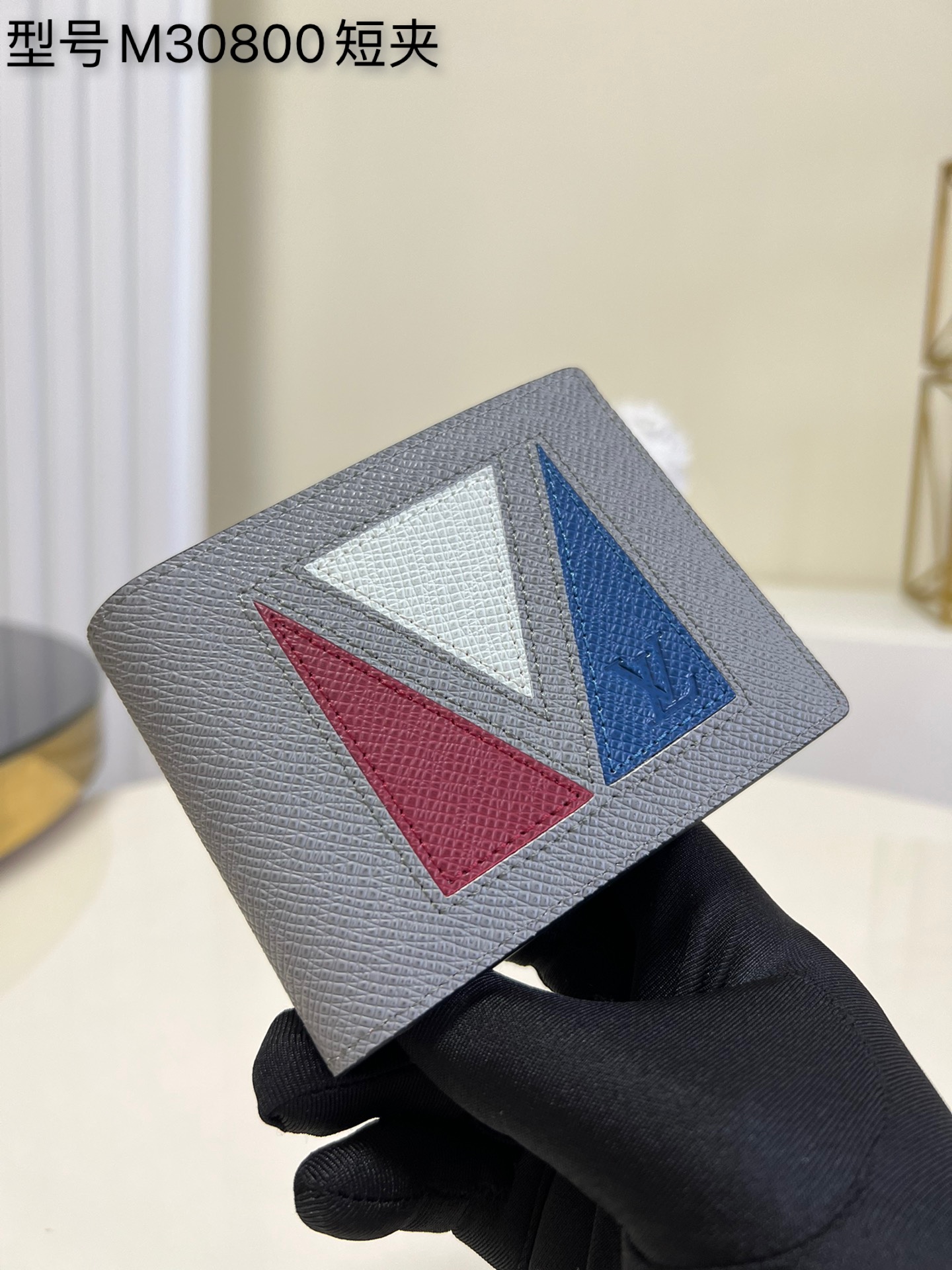 NO:397989,[Exclusive real photo M30800 gray] This Multiple short wallet wallet uses traditional inlay thin to carefully stitch the Taga leather, and then injects contemporary colors with V-shaped inlays to pay tribute to the road, ingenious inheritance, internal card slots and compartments, making it a daily companion for modern people. size11.5x9x1.5cm v.,LV [original leather],louis vuitton19860909【独家实拍M30800灰色】本款 Multiple 短夹钱夹采用传统镶嵌细将 Taga 皮革细致拼合 再以 V 形嵌饰注入当代色彩 致敬路 匠心传承 内设卡位和隔层 成就摩登人士的日常伴侣 size11.5x9x1.5cm v.,LV【原厂皮】,louis vuitton,Bag