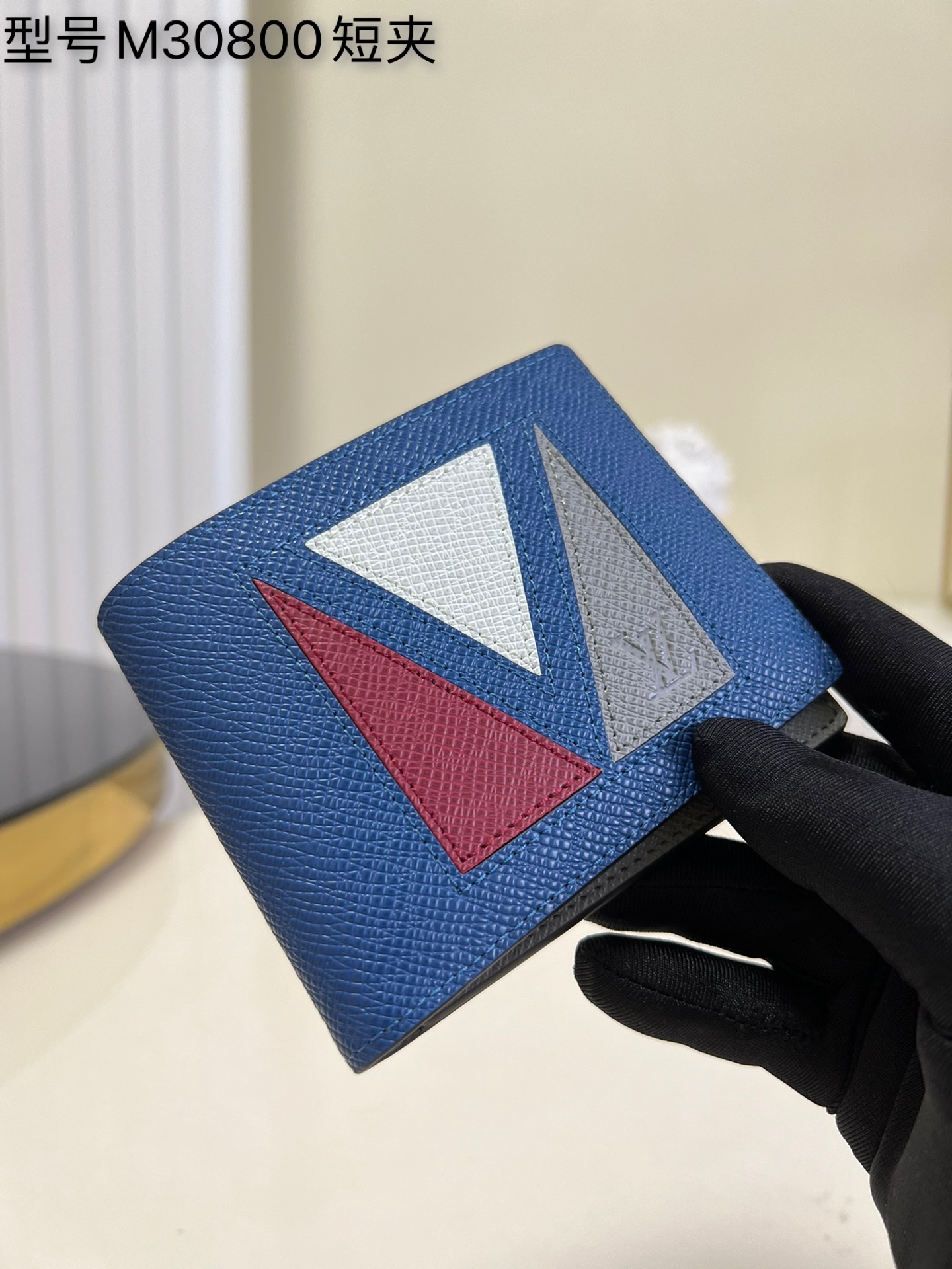 NO:398015,[Exclusive real photo M30800 blue] This Multiple short wallet wallet uses traditional inlay thin to carefully stitch the Taga leather, and then injects contemporary colors with V-shaped inlays to pay tribute to the road, ingenious inheritance, internal card slots and compartments, making it a daily companion for modern people. size11.5x9x1.5cm v.,LV [original leather],louis vuitton19860909【独家实拍M30800蓝色】本款 Multiple 短夹钱夹采用传统镶嵌细将 Taga 皮革细致拼合 再以 V 形嵌饰注入当代色彩 致敬路 匠心传承 内设卡位和隔层 成就摩登人士的日常伴侣 size11.5x9x1.5cm v.,LV【原厂皮】,louis vuitton,Bag