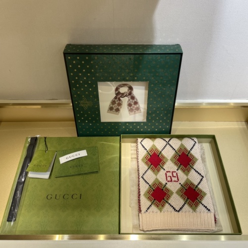 Elegante Bufanda Gucci de Lana con Diseño de Rombo y Logo, 16x140cm 1 Elegante Bufanda Gucci de Lana con Diseño de Rombo y Logo, 16x140cm