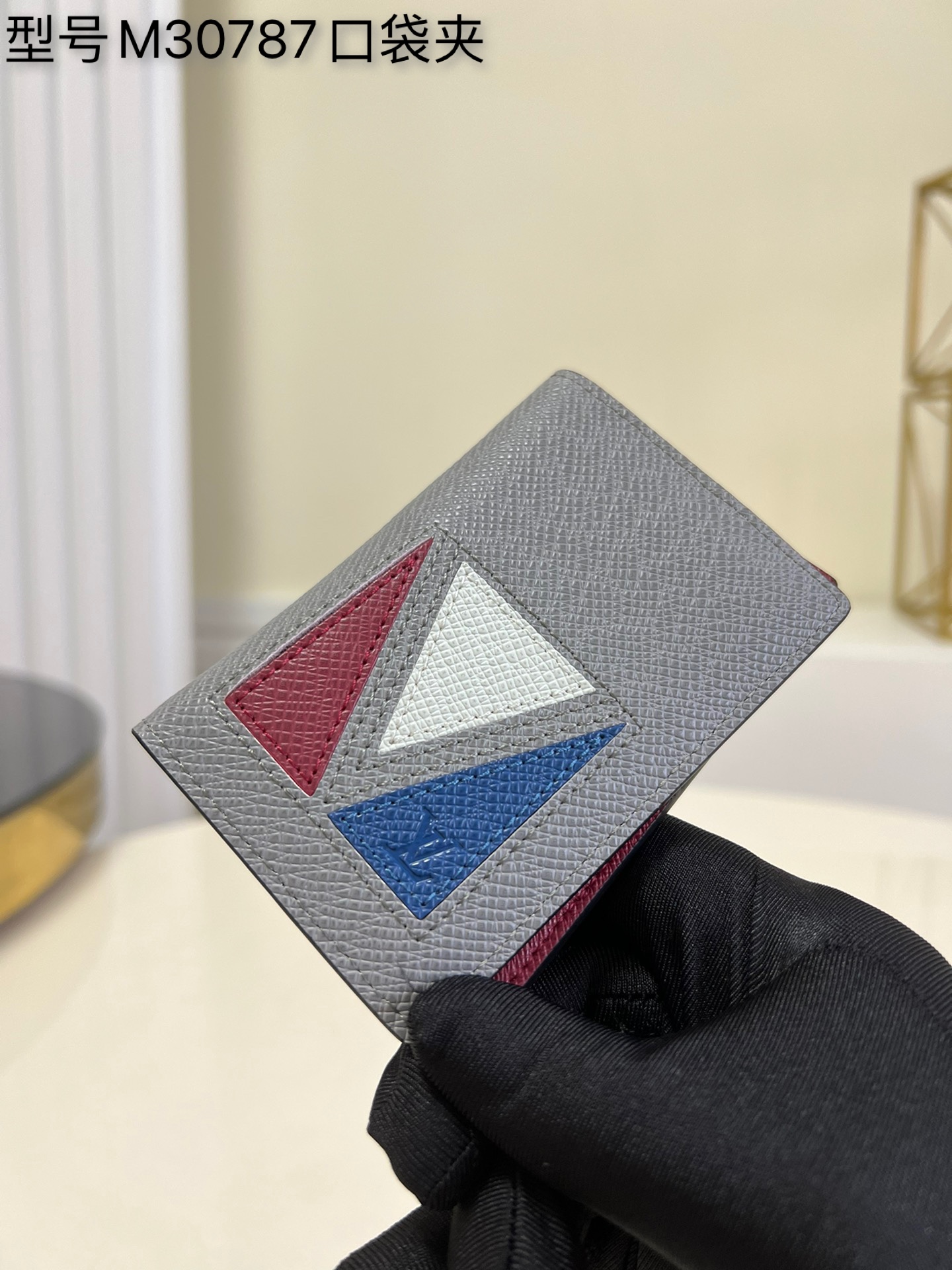 NO:398009,[Exclusive real photo M30787] This pocket wallet relies on exquisite inlay and fine inlay, embeds the V-shaped pattern in delicate Taga leather, echoing the road with bright colors, traditional logo, slim configuration, and abundant space, and can also be easily included in the pocket size8x11x1cm v.,LV [original leather],louis vuitton19860909【独家实拍M30787】本款口袋钱夹依托精湛镶嵌细将 V 字图案嵌入细腻 Taga 皮革 以鲜明色彩呼应路 传统标识 纤薄构型暗藏充裕空间 亦可轻松收入口袋 size8x11x1cm v.,LV【原厂皮】,louis vuitton,Bag