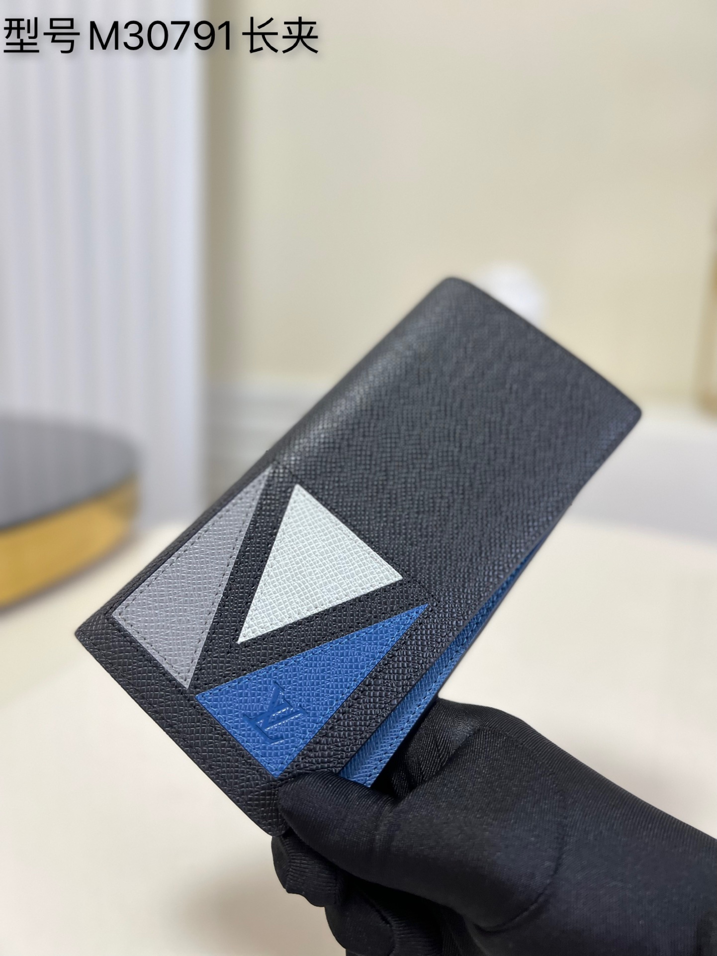 NO:398000,[Exclusive M30791 Black] BRAZZA Wallet This Brazza Wallet has the rich texture of Taga leather, and then uses inlay and fine art to express the traditional V-shaped logo. There are multiple slots and compartments in abundant space to collect all daily needs. Size10x19x2cm v.,LV [original leather],louis vuitton19860909【独家实M30791黑色】BRAZZA 钱夹 本款 Brazza 钱夹拥有 Taga 皮革的丰润质感 再以镶嵌细工抒写路传统 V 字标识 充裕空间内设多个卡位和隔层 将日常所需尽收其中 size10x19x2cm v.,LV【原厂皮】,louis vuitton,Bag