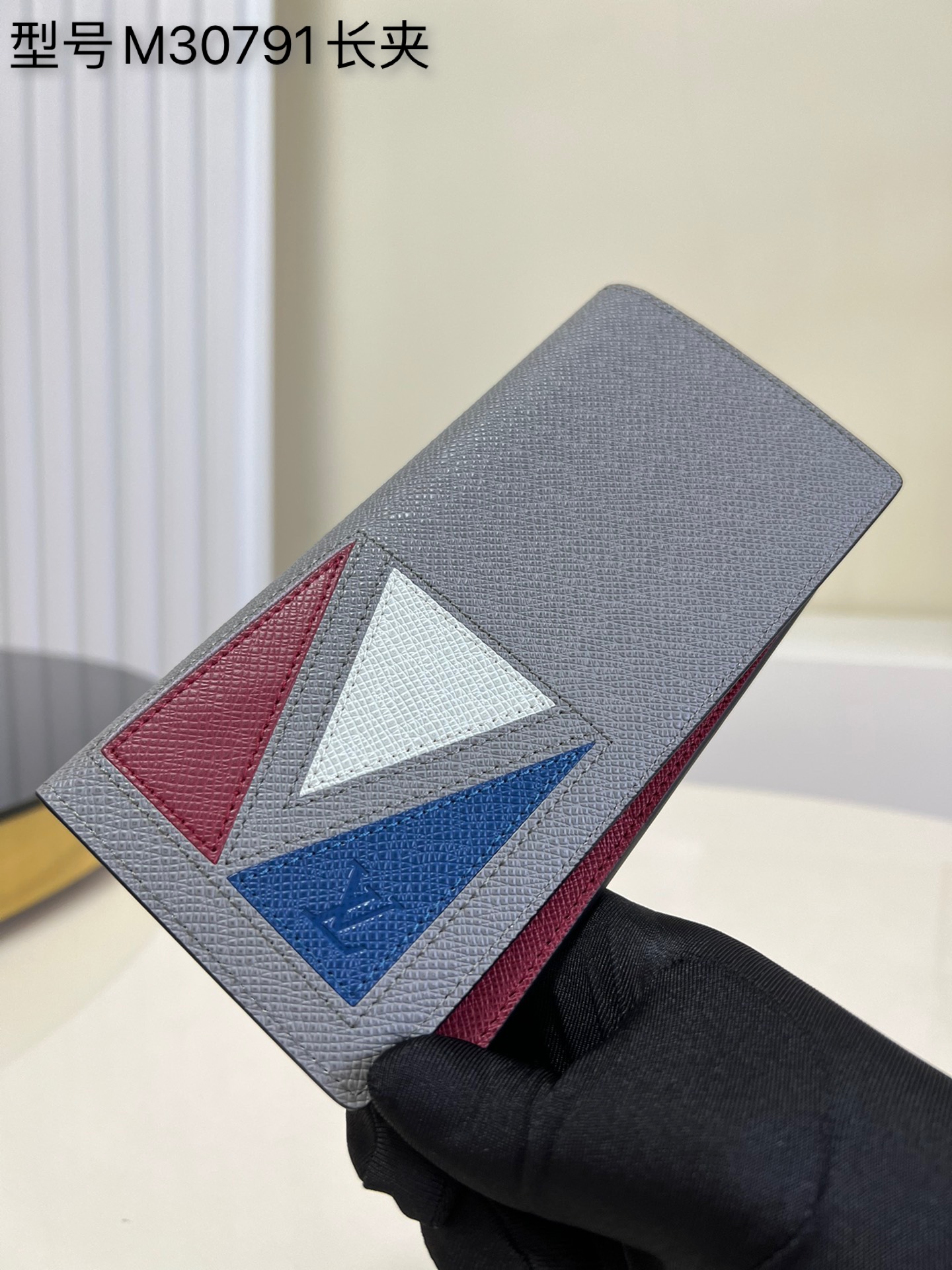 NO:398006,[Exclusive M30791 Silver Gray] BRAZZA Wallet This Brazza wallet has the rich texture of Taga leather, and then uses inlay and fine art to express the traditional V-shaped logo. There are multiple slots and compartments in abundant space to collect all daily needs. Size10x19x2cm v.,LV [original leather],louis vuitton19860909【独家实M30791银灰色】BRAZZA 钱夹 本款 Brazza 钱夹拥有 Taga 皮革的丰润质感 再以镶嵌细工抒写路传统 V 字标识 充裕空间内设多个卡位和隔层 将日常所需尽收其中 size10x19x2cm v.,LV【原厂皮】,louis vuitton,Bag