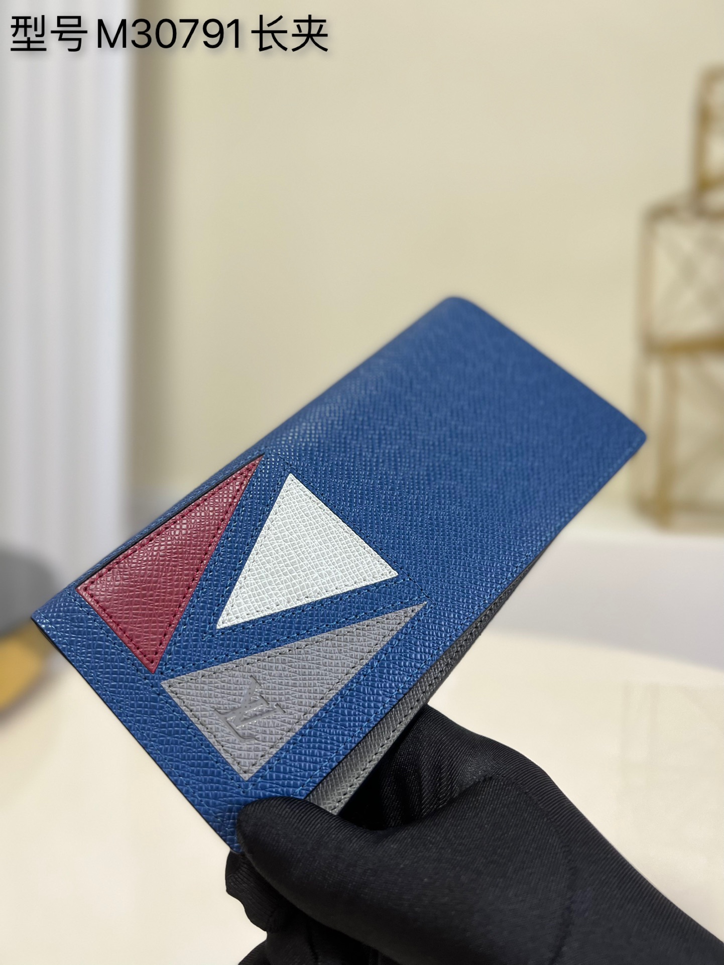 NO:398003,[Exclusive M30791 Blue] BRAZZA Wallet This Brazza wallet has the rich texture of Taga leather, and then uses inlay and fine art to express the traditional V-shaped logo. There are multiple slots and compartments in abundant space to collect all daily needs. Size10x19x2cm v.,LV [original leather],louis vuitton19860909【独家实M30791蓝色】BRAZZA 钱夹 本款 Brazza 钱夹拥有 Taga 皮革的丰润质感 再以镶嵌细工抒写路传统 V 字标识 充裕空间内设多个卡位和隔层 将日常所需尽收其中 size10x19x2cm v.,LV【原厂皮】,louis vuitton,Bag