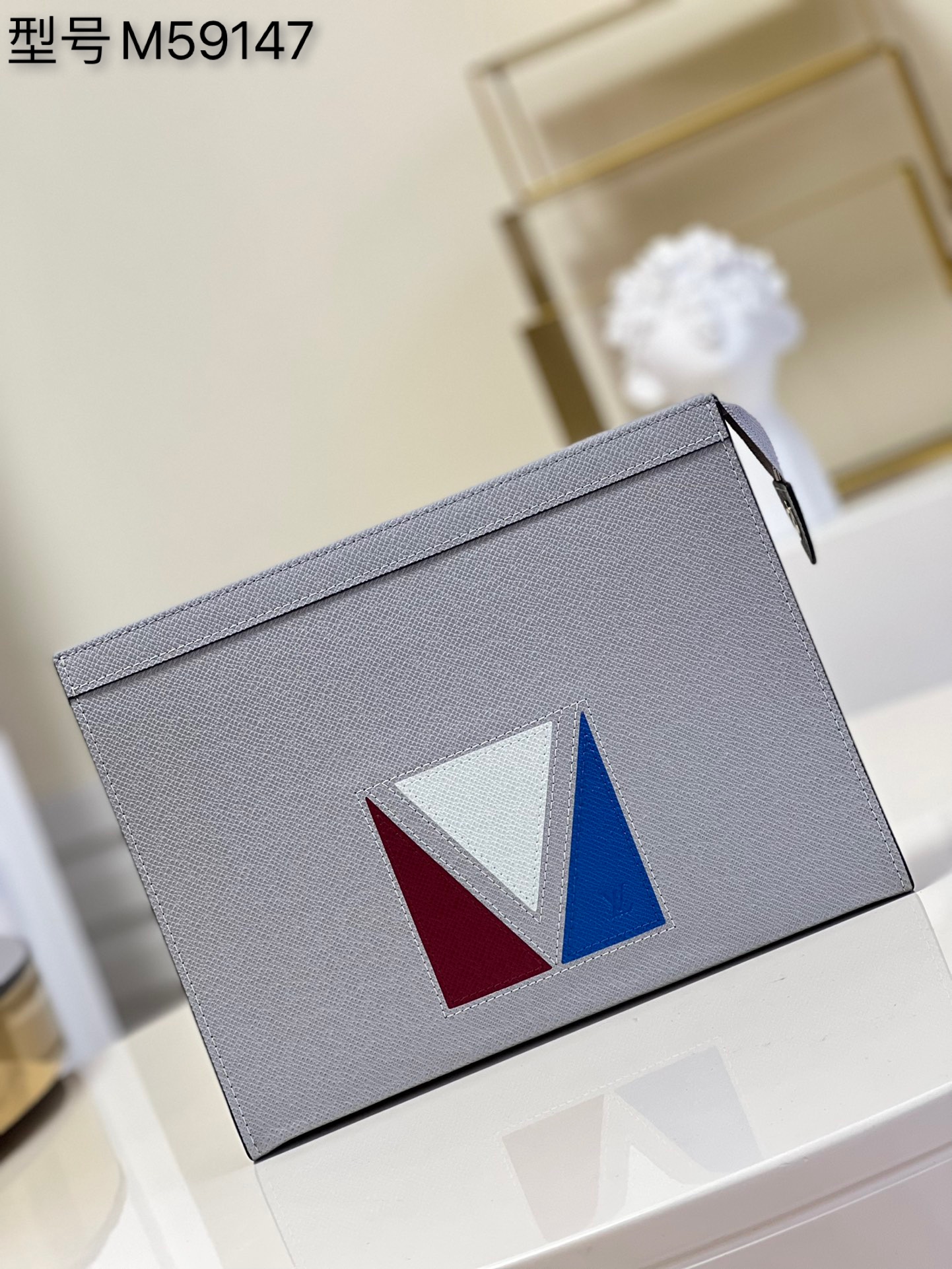 NO:397997,【Exclusive real photo M59147 gray cross pattern】 Clutch bag series Pochette Voyage clutch adopts Louis Vuitton in exquisite inlay work, and outlines the V-shaped pattern in bright colors for Taga leather. The oversized main compartment and card slot can store paper, mobile phones and other needs, suitable for travel and commuting. Taga cowhide fabric lining metal parts Marquetry V inlay logo 27 x 21 x 6 cm u.,LV【Original leather】,louis vuitton,louis vuitton,handbag,cowhide19860909【独家实拍M59147 灰十字纹】手拿包系列 Pochette Voyage 手拿包采用路易威登精湛镶嵌细工,以明亮色彩为 Taga 皮革勾勒 V 形图案.超大主隔层和卡位可收纳纸张、手机和其他所需,旅行通勤皆宜.Taga 牛皮饰边织物内衬金属件Marquetry V 镶嵌细工标识 27 x 21 x 6 cm u.,LV【原厂皮】,louis vuitton,louis vuitton,handbag,cowhide,Bag