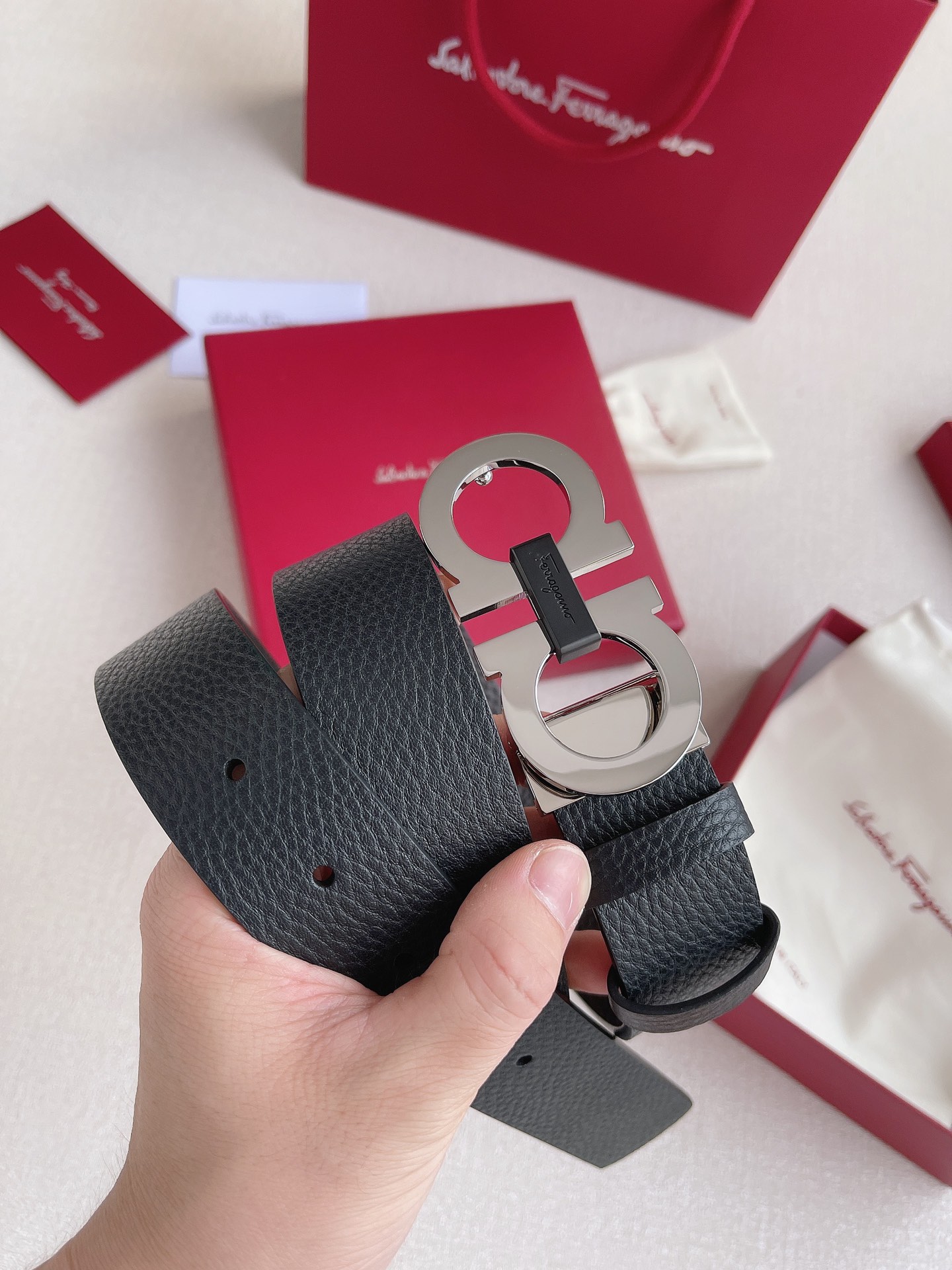 NO:336269,Ferragamo This belt is made of fine and soft natural grained cowhide, reinterpreting the classic style with delicate leather. The shiny gun-copper classic Gancini buckle presents a gorgeous style, adopts a double-sided design, adjustable length, achieving a tailor-made slim effect, and flexibly interprets the ever-changing shape. Width 35mm, belt, ferragamo, cowhide19860909菲拉格慕 这款皮带由精细柔软的天然粒纹牛皮制成,以细腻皮革重新诠释经典风格.闪亮炮铜色经典Gancini扣饰呈现一丝华丽风范,采用双面设计,长度可调节,实现量身定制般的修身效果,灵活演绎百变造型.宽度35mm,皮带,ferragamo,cowhide,Belt