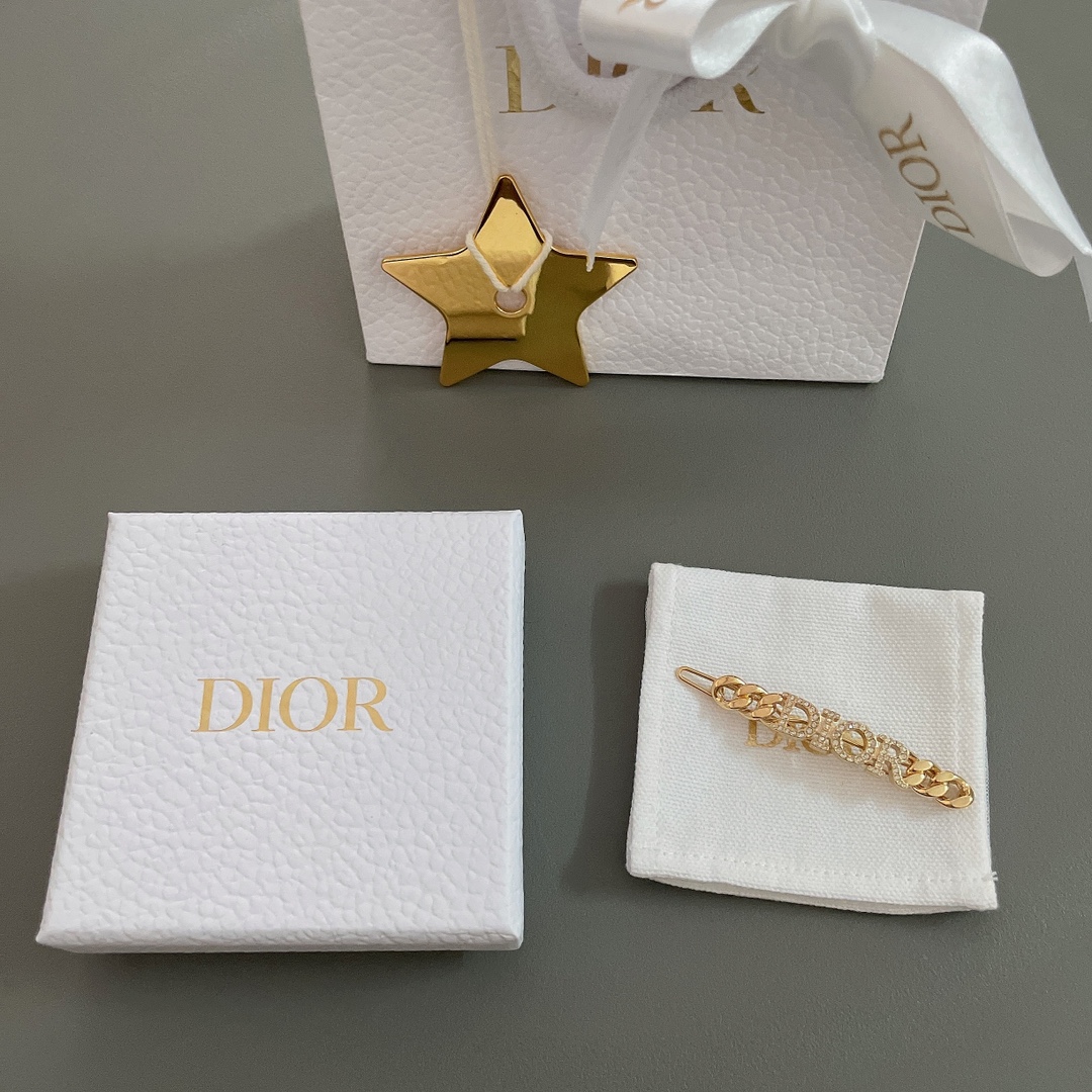 NO:633752,88160 [D chain letter hairpin] Z, 21 new style hairpin!  The classic chain + letter logo design, the shape is minimalist and grand, concise and clear, the temperament is elegant and noble, and it does not lack the fairy atmosphere!  Highly recommended, it will add a touch of caution to your look, making you look beautiful and age-reducing!  ,,hairpins,Cardia high-end jewelry1986090988160【D链条字母发夹】Z ,21新款发夹！经典的链条+字母Logo设计,造型极简且大气,简洁明了,气质优雅矜贵,又不缺乏仙女气息！非常推荐,为你的打扮增添小心机,美美的很仙很减龄！,,hairpins,卡迪亚高端饰品,Jewelry